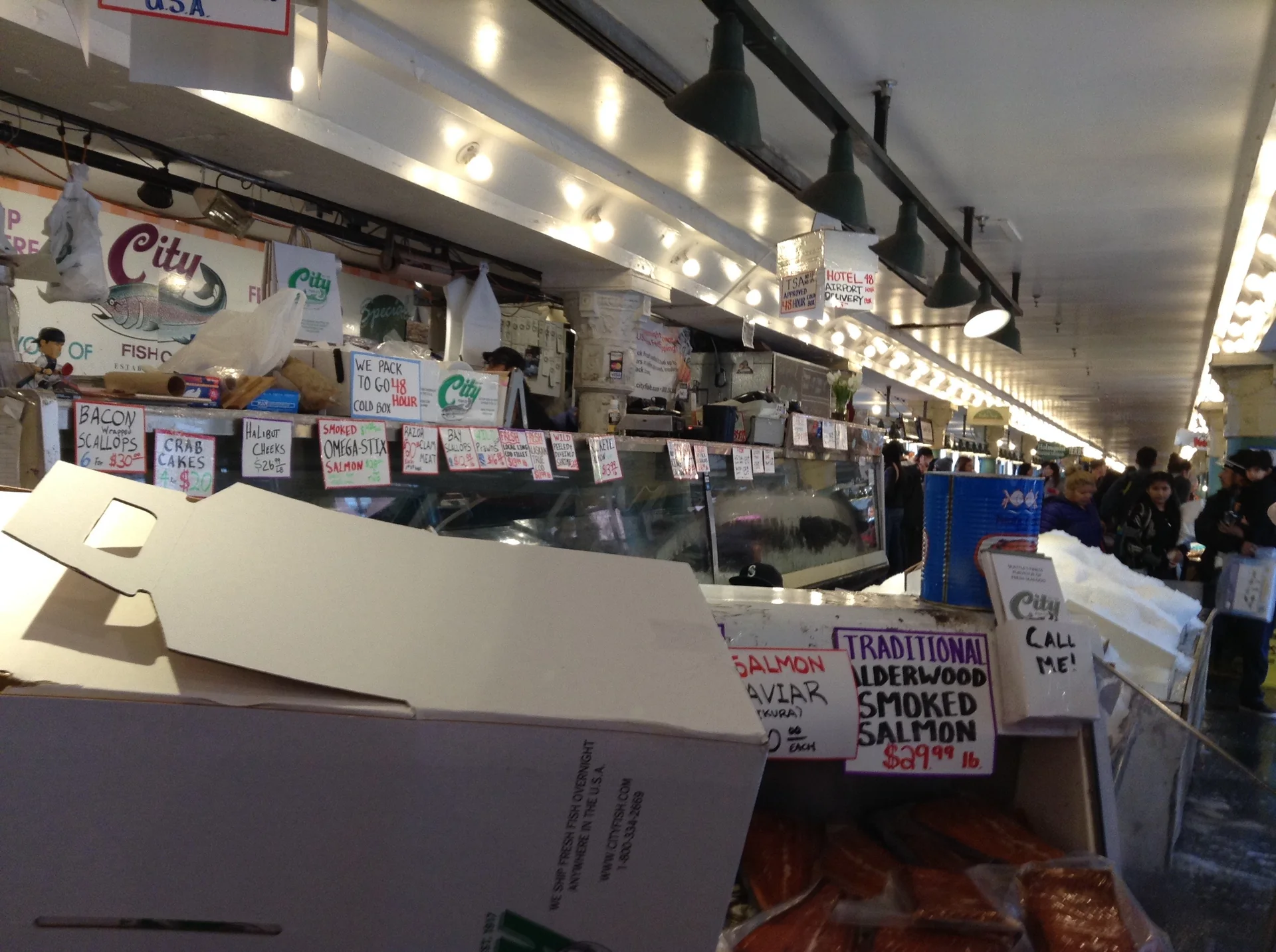 Banca de peixe em funcionamento no Pike Place Market, em Seattle.