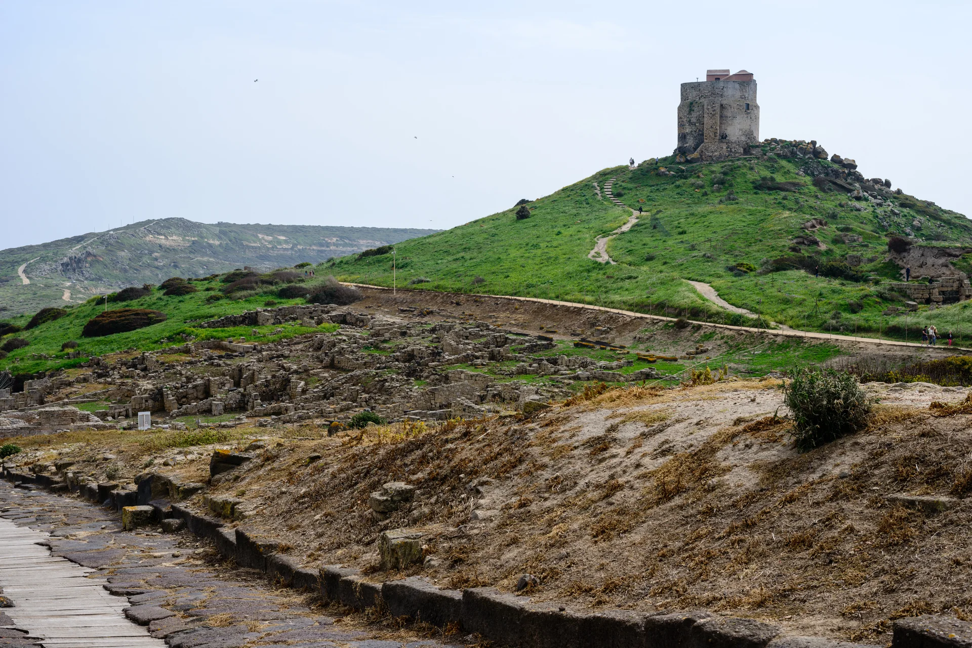 Ruínas de Tharros em primeiro plano, com o mar da costa oeste da Sardenha ao fundo