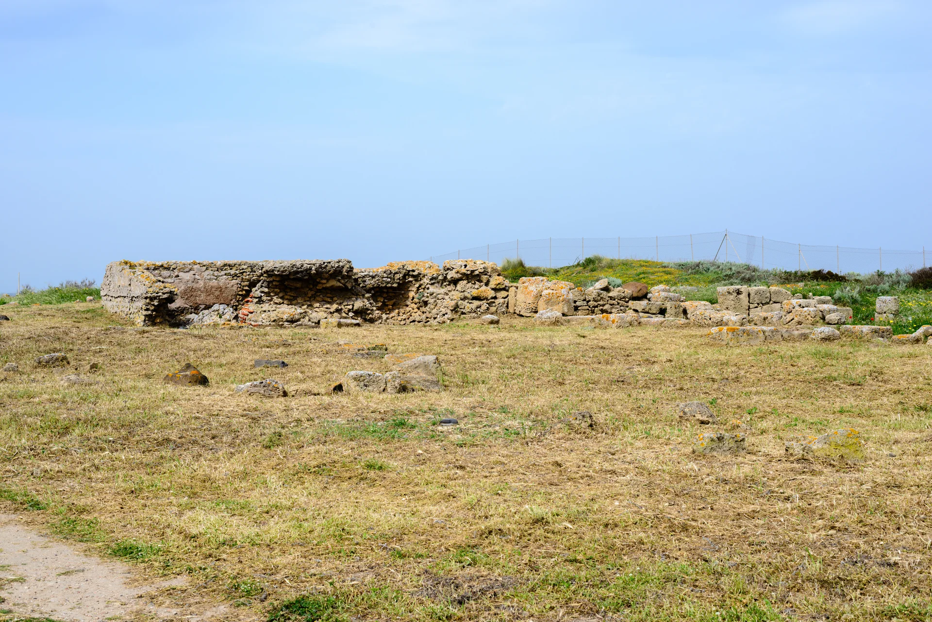 Duas colunas reerguidas entre as ruínas arqueológicas de Tharros