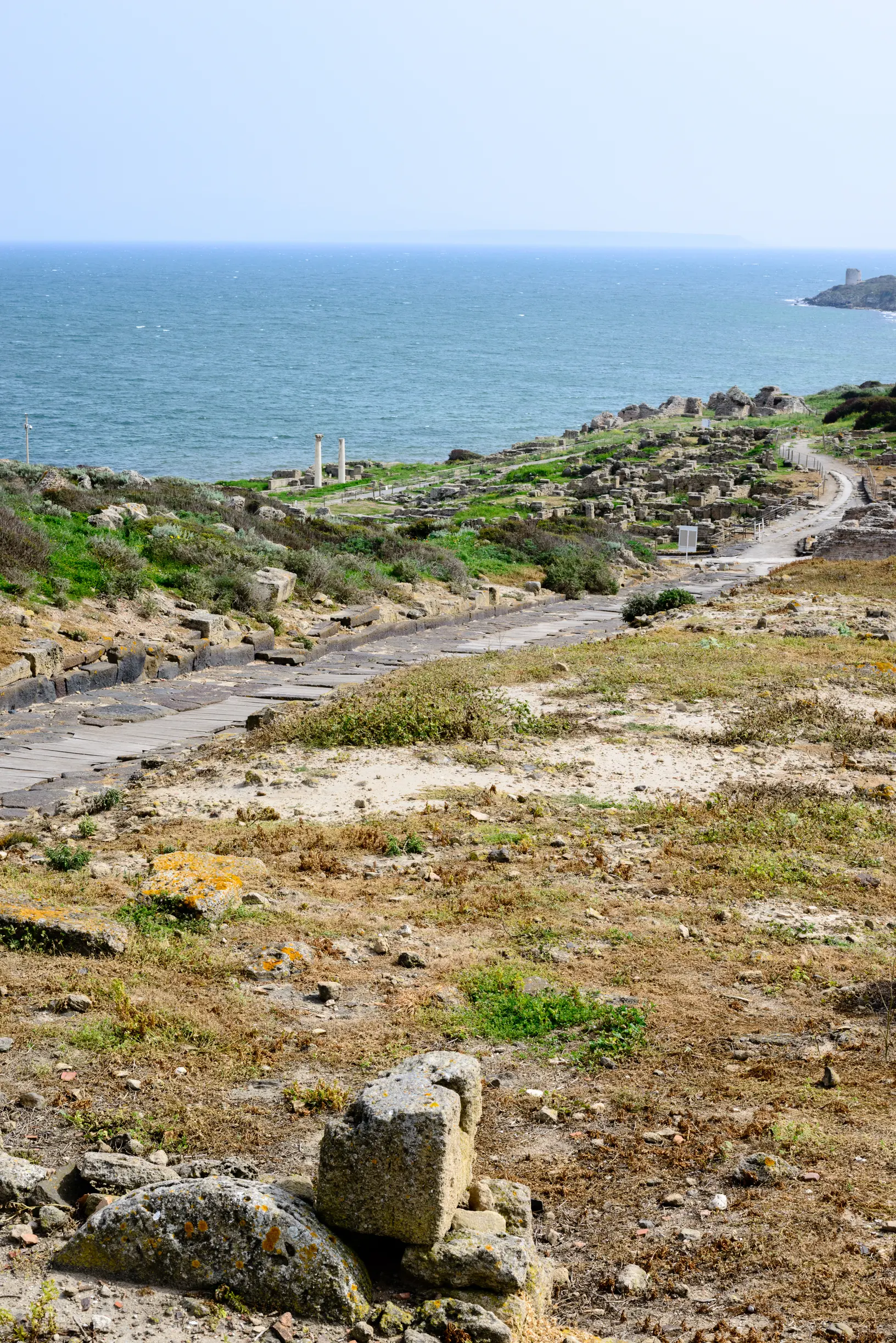 Detalhe vertical de coluna e pedras antigas nas ruínas de Tharros