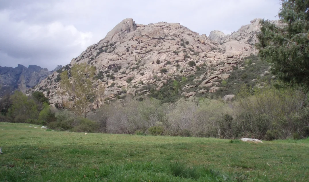Formações de granito e vegetação baixa em La Pedriza, na Serra de Guadarrama.