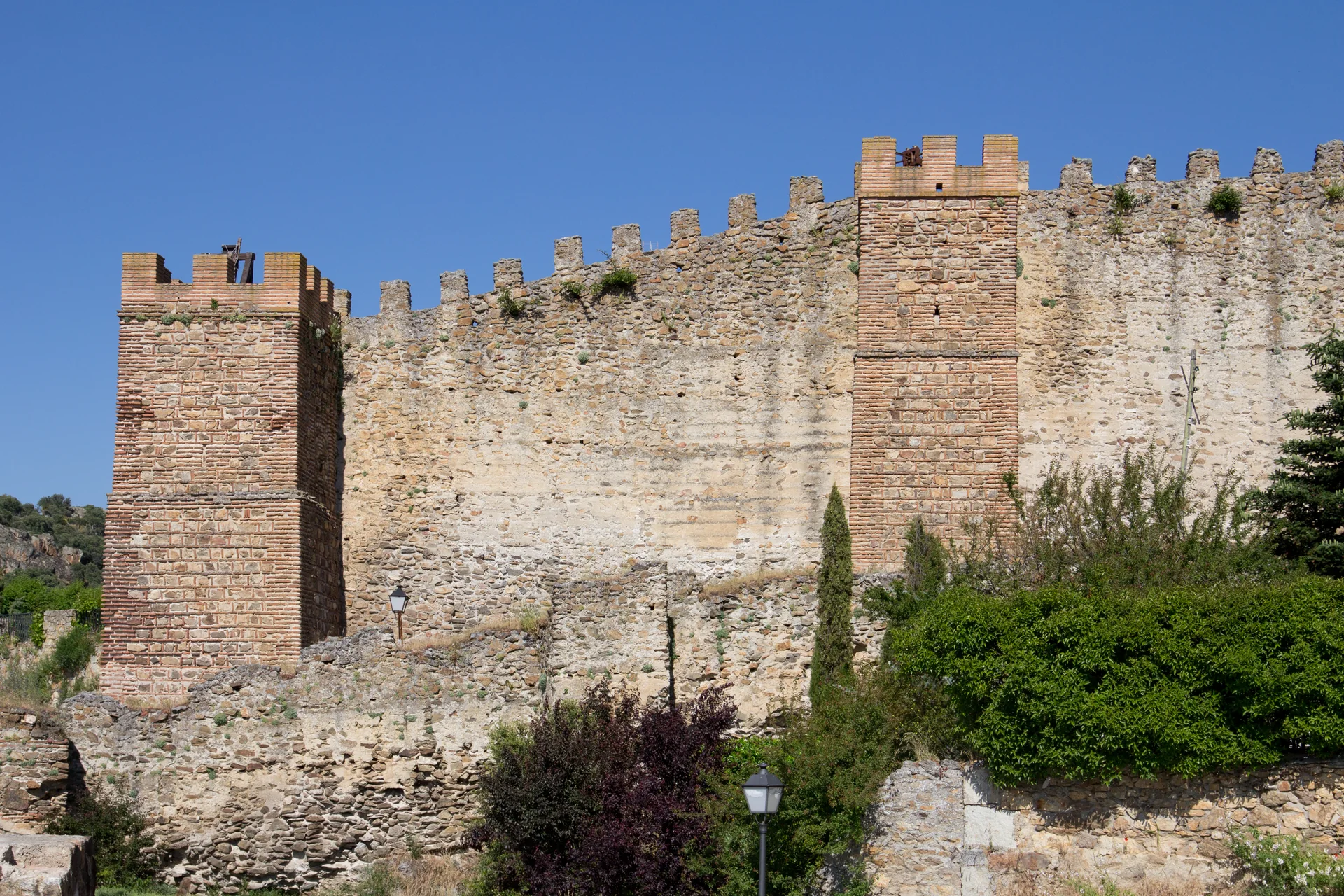 Trecho de muralha de pedra com torres no conjunto histórico de Buitrago del Lozoya.