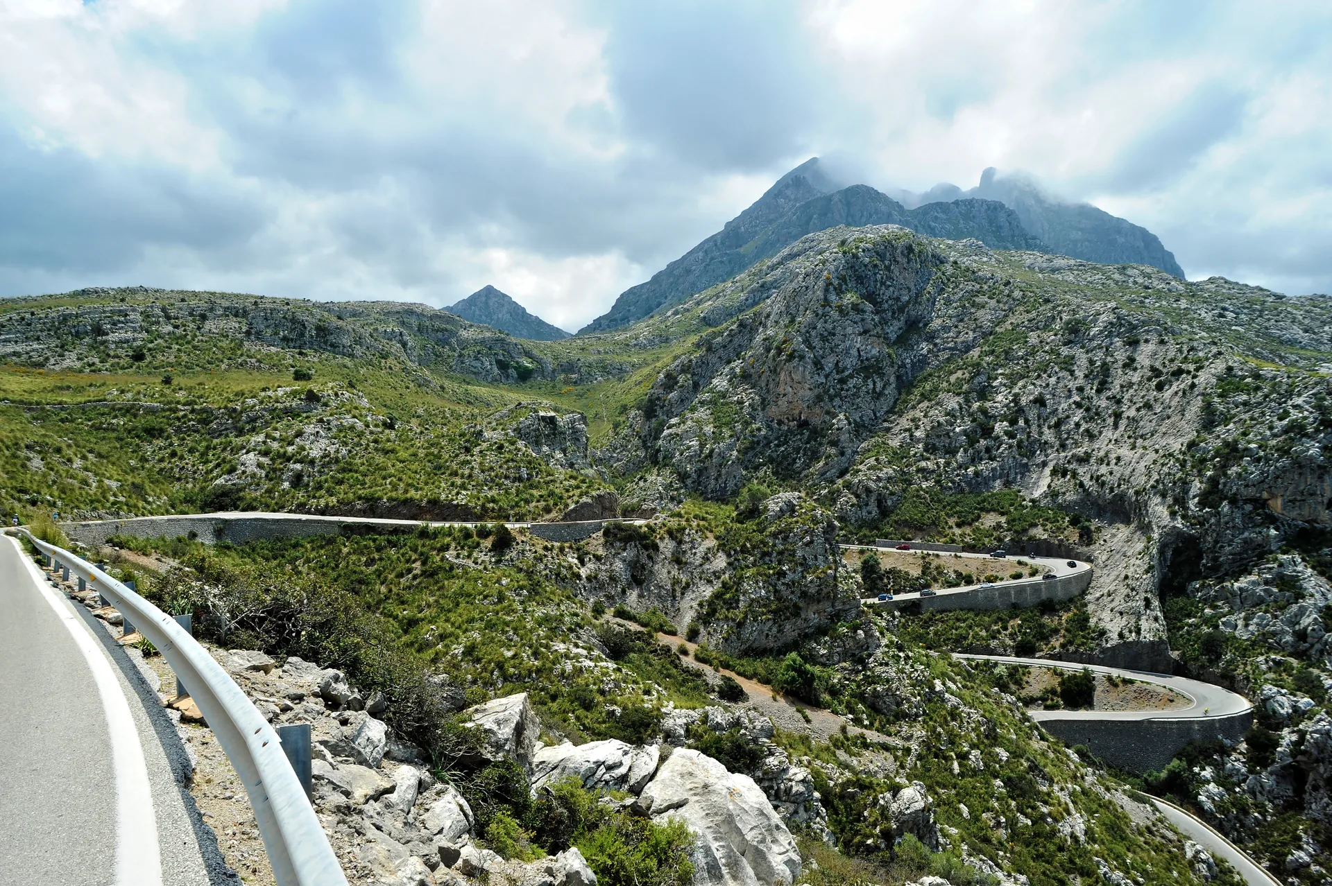 Estrada de Sa Calobra serpenteando entre as montanhas calcárias da Serra de Tramuntana, em Mallorca.