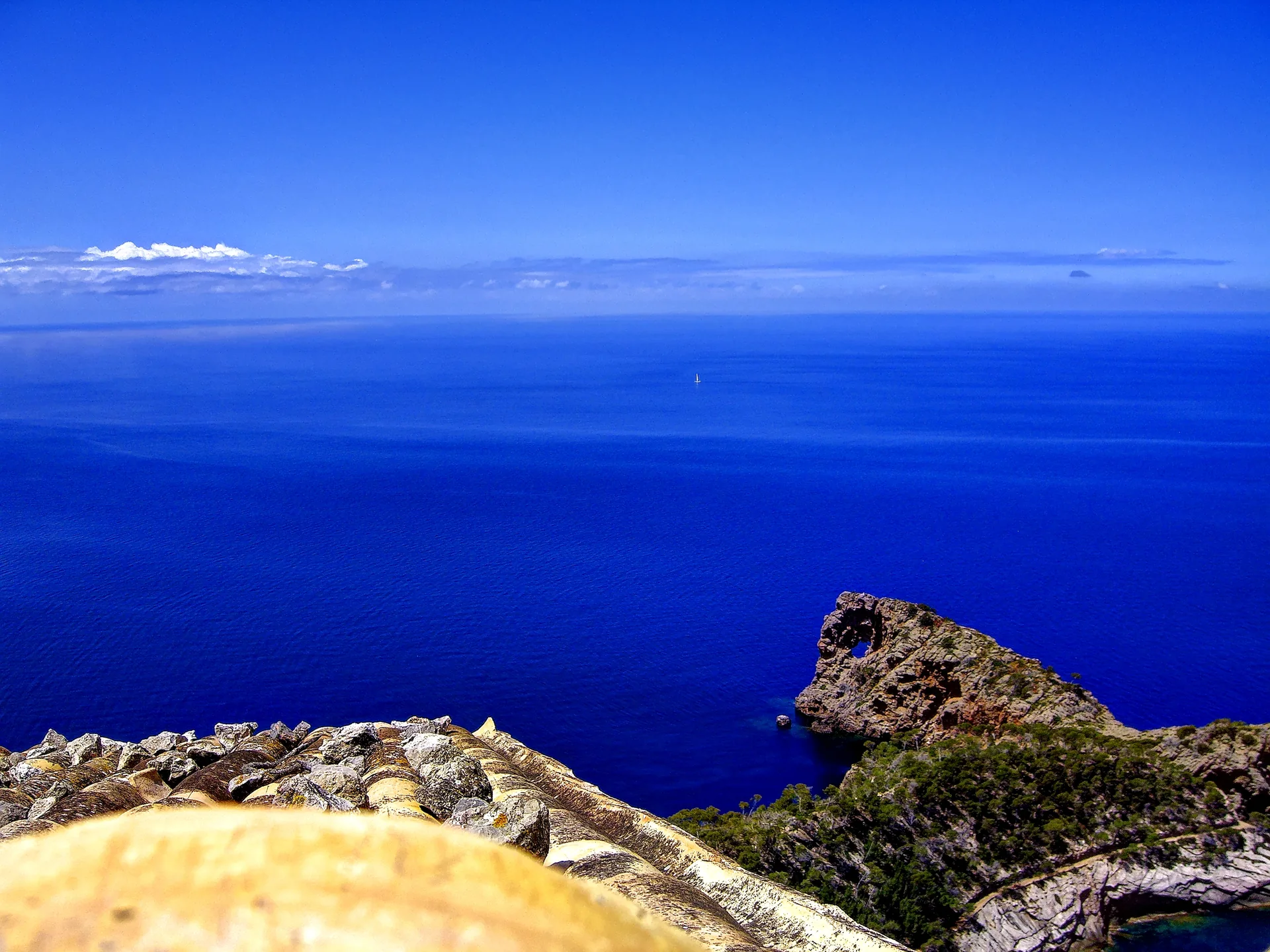 A península rochosa de Sa Foradada vista de Son Marroig, em Deià, sobre o Mediterrâneo.