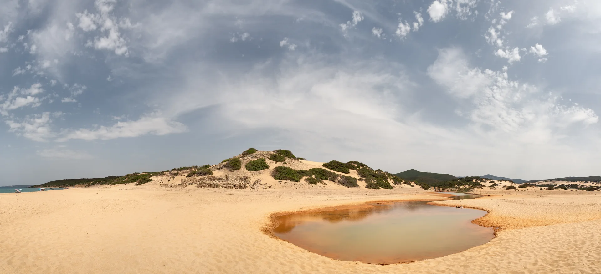 Dunas de areia e o Rio Piscinas na Costa Verde, em Arbus, no sudoeste da Sardenha.