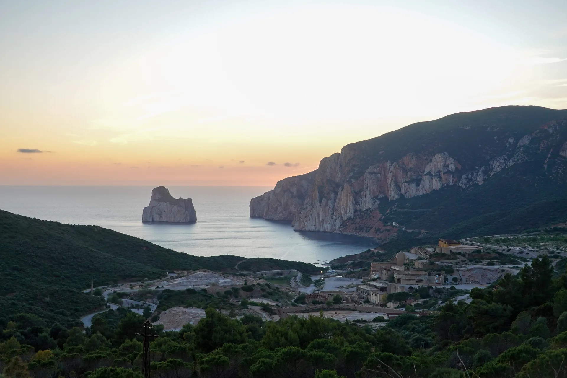 Pan di Zucchero e a costa minerária de Masua ao entardecer, perto de Porto Flavia.