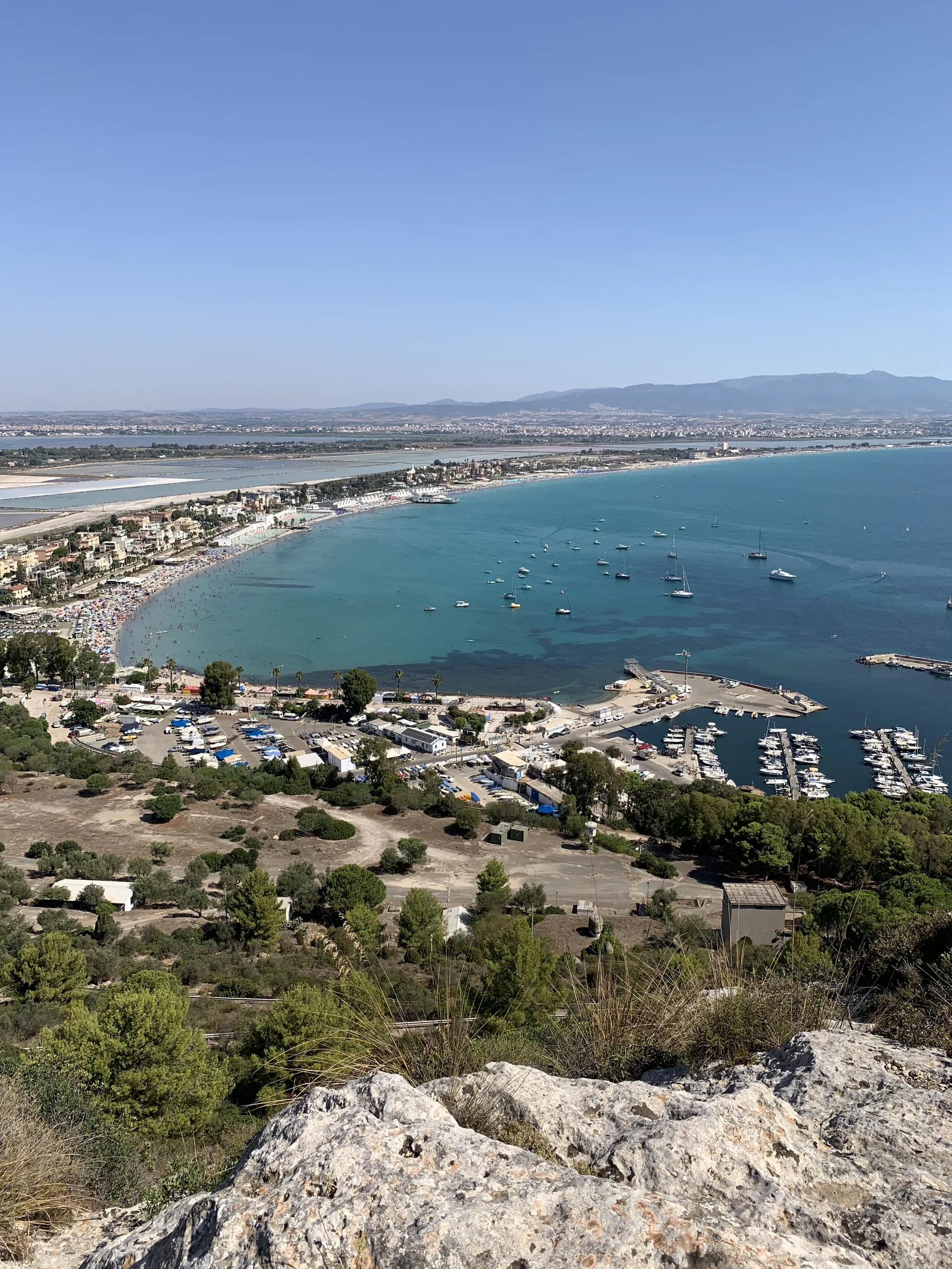 Vista panorâmica da praia do Poetto e do golfo de Cagliari a partir da Sella del Diavolo.