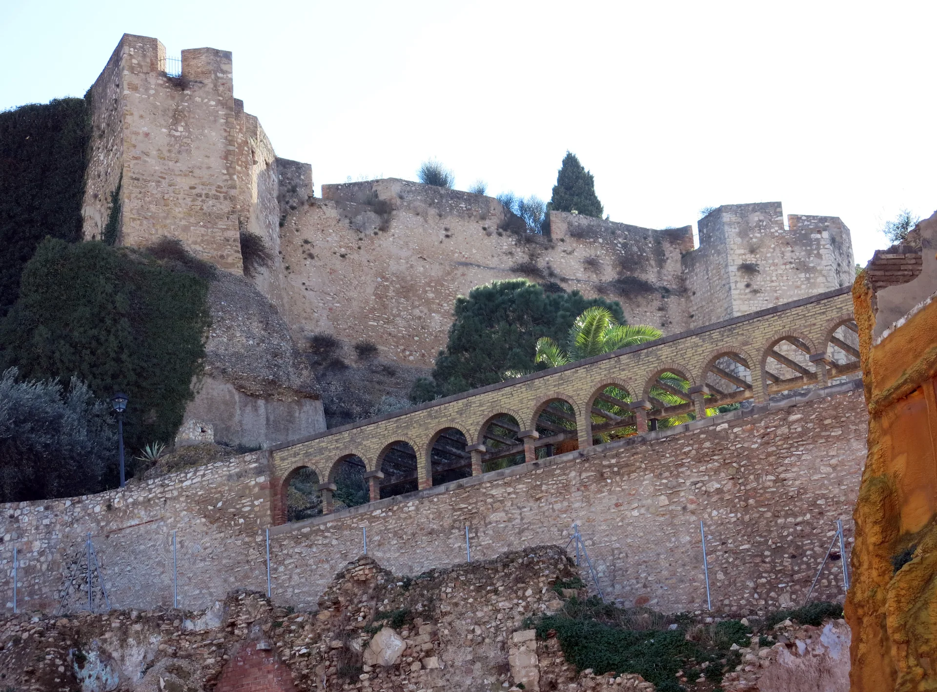 Muralhas de pedra e arcadas do castelo de La Suda, em Tortosa.