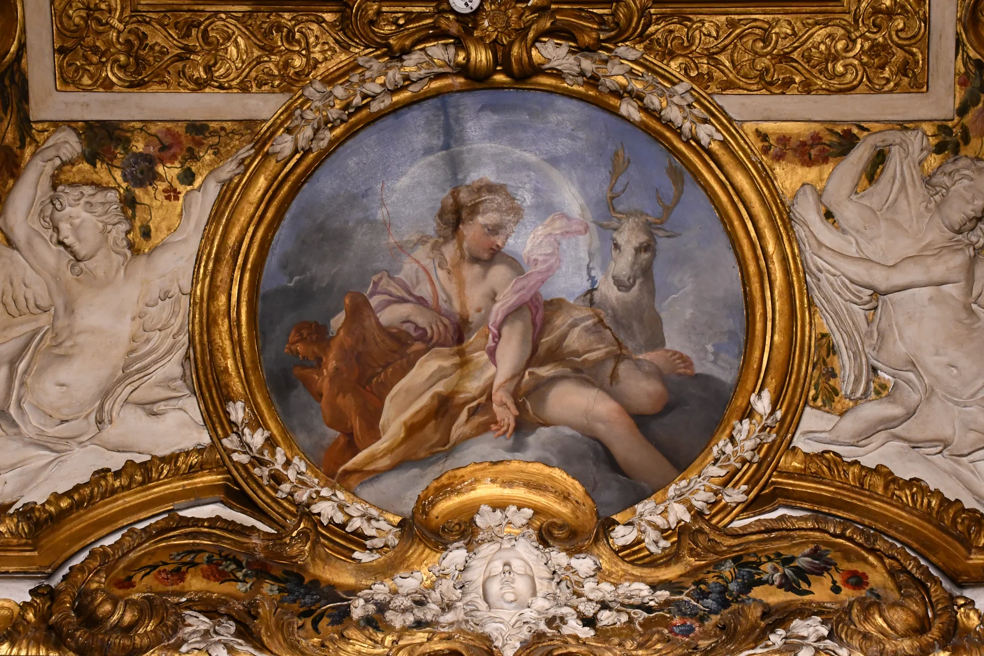 Detalhe de afresco e decoração dourada no interior do Palazzo Reale de Turim.