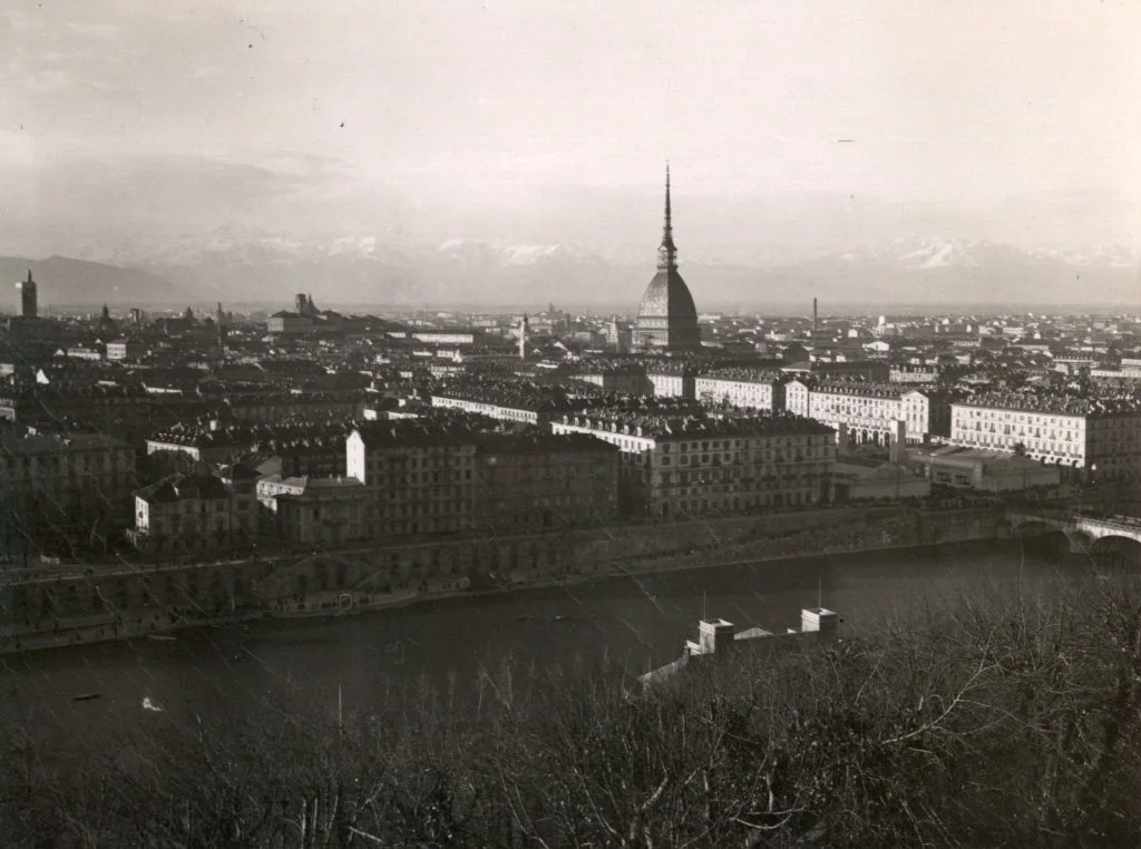 Vista panorâmica histórica de Turim a partir do Monte dei Cappuccini, com o rio Pó, Piazza Vittorio Veneto e a Mole Antonelliana.