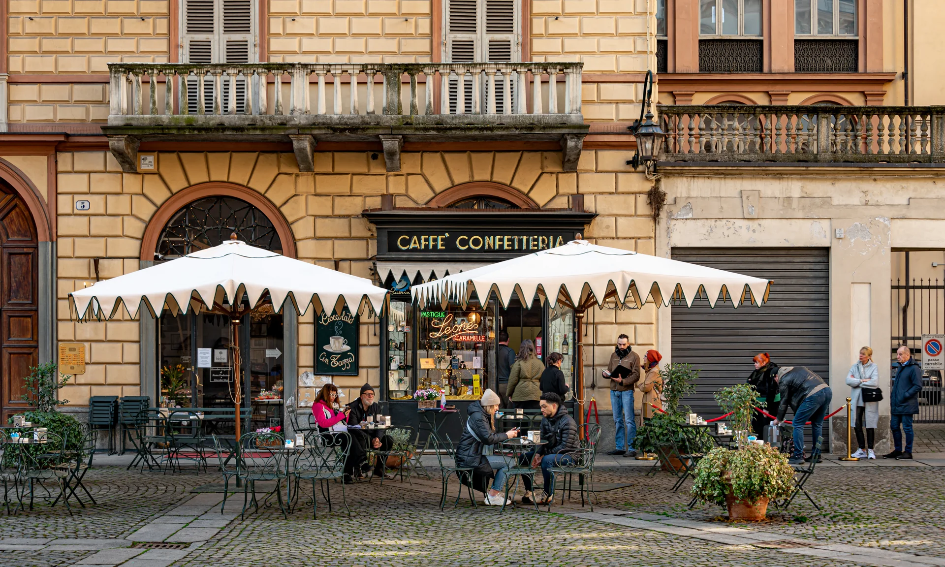 Fachada do Caffè Al Bicerin, café histórico associado à bebida tradicional de Turim.