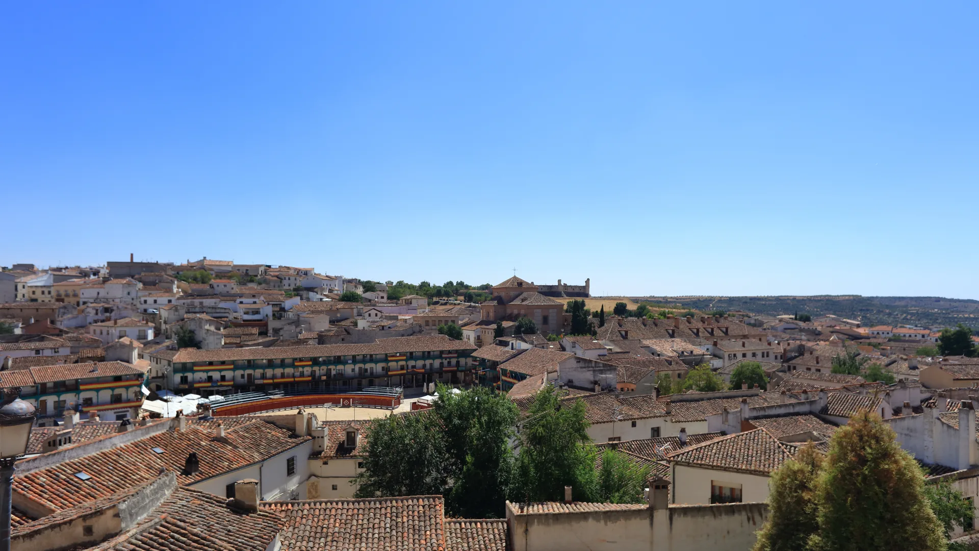Vista da Plaza Mayor de Colmenar de Oreja, na Comunidade de Madri, cercada por edifícios históricos.