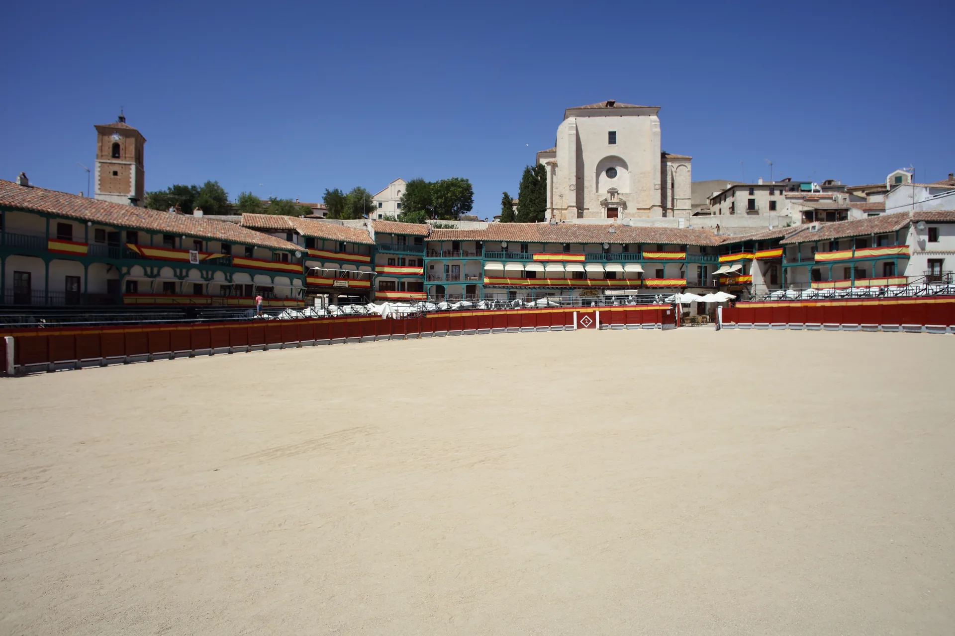 Vista panorâmica da Plaza Mayor de Chinchón, com varandas de madeira.
