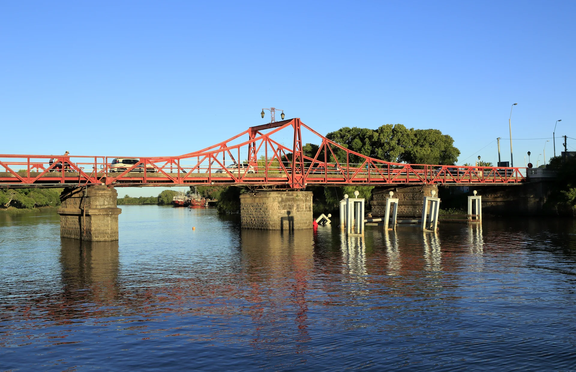 Puente Giratorio de Carmelo visto da Rambla de los Constituyentes, sobre o Arroyo de las Vacas.