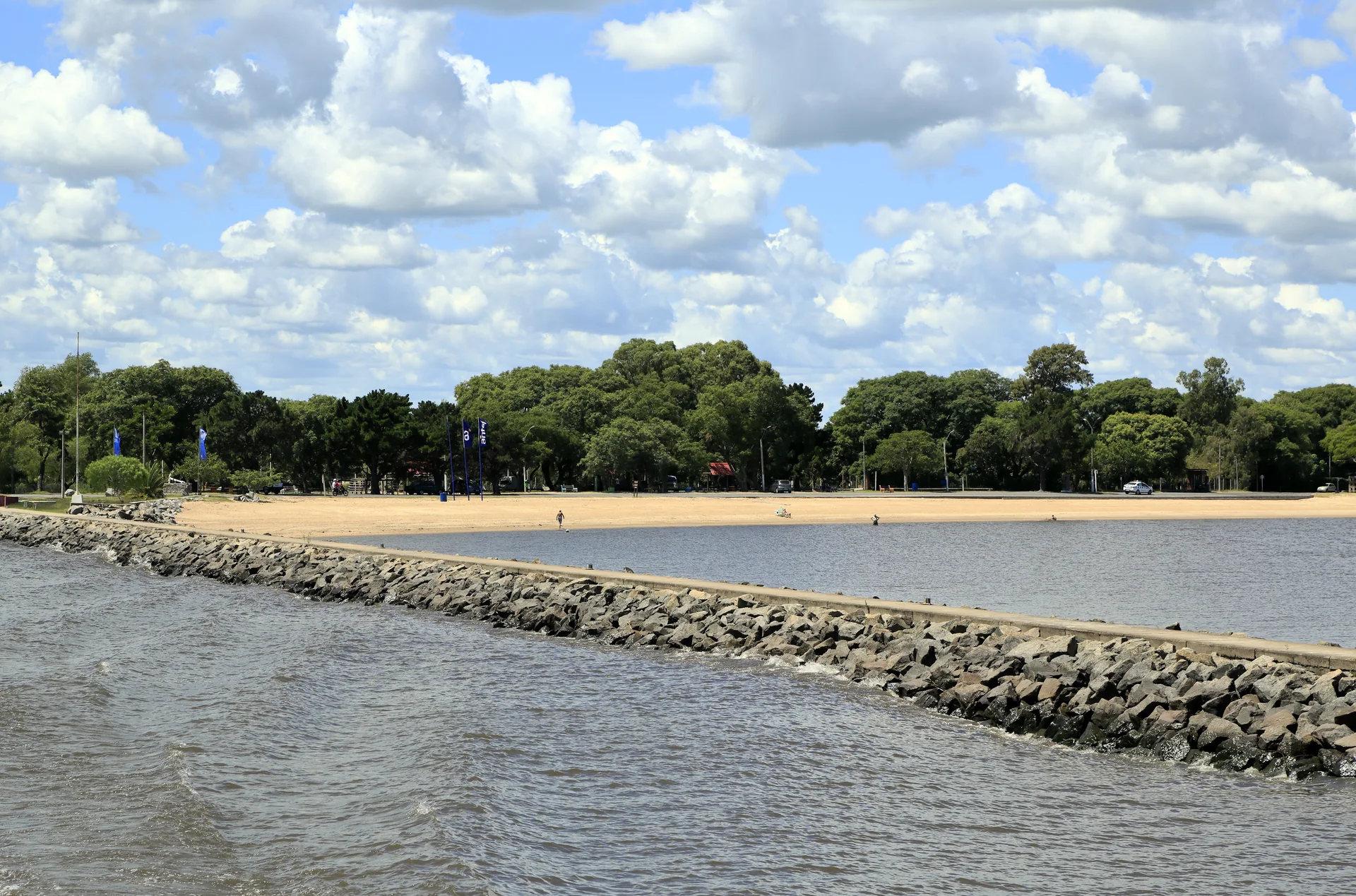 Faixa de areia e margem da Playa Seré, em Carmelo, junto ao Arroyo de las Vacas.