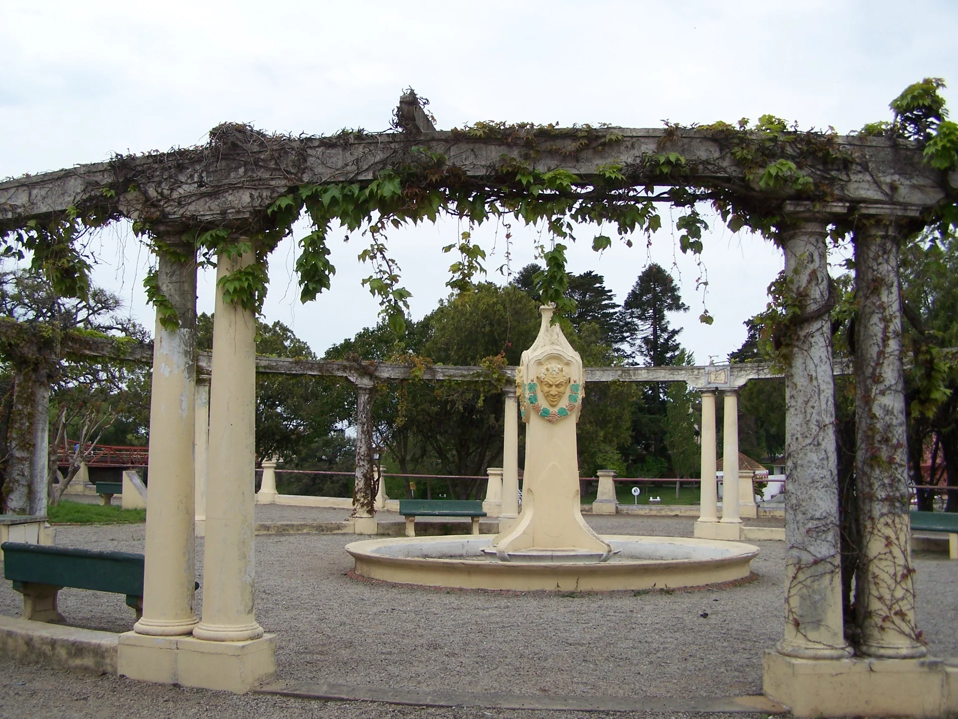 Praça de Carmelo, no departamento de Colonia, com árvores e espaço urbano sob luz natural.