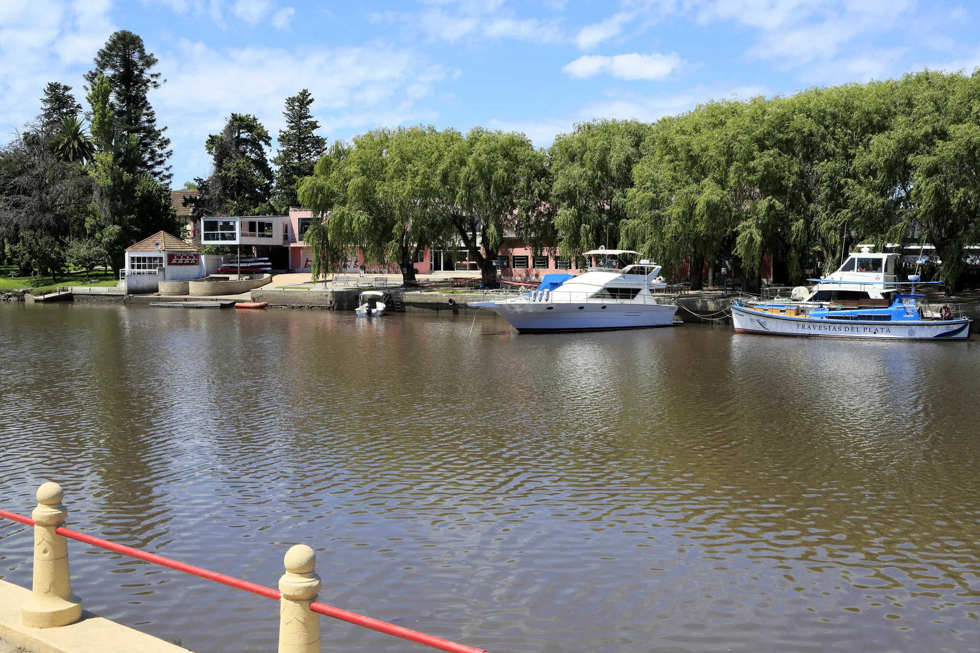 Sede do Carmelo Rowing Club e embarcações junto ao Arroyo de las Vacas, em Carmelo.