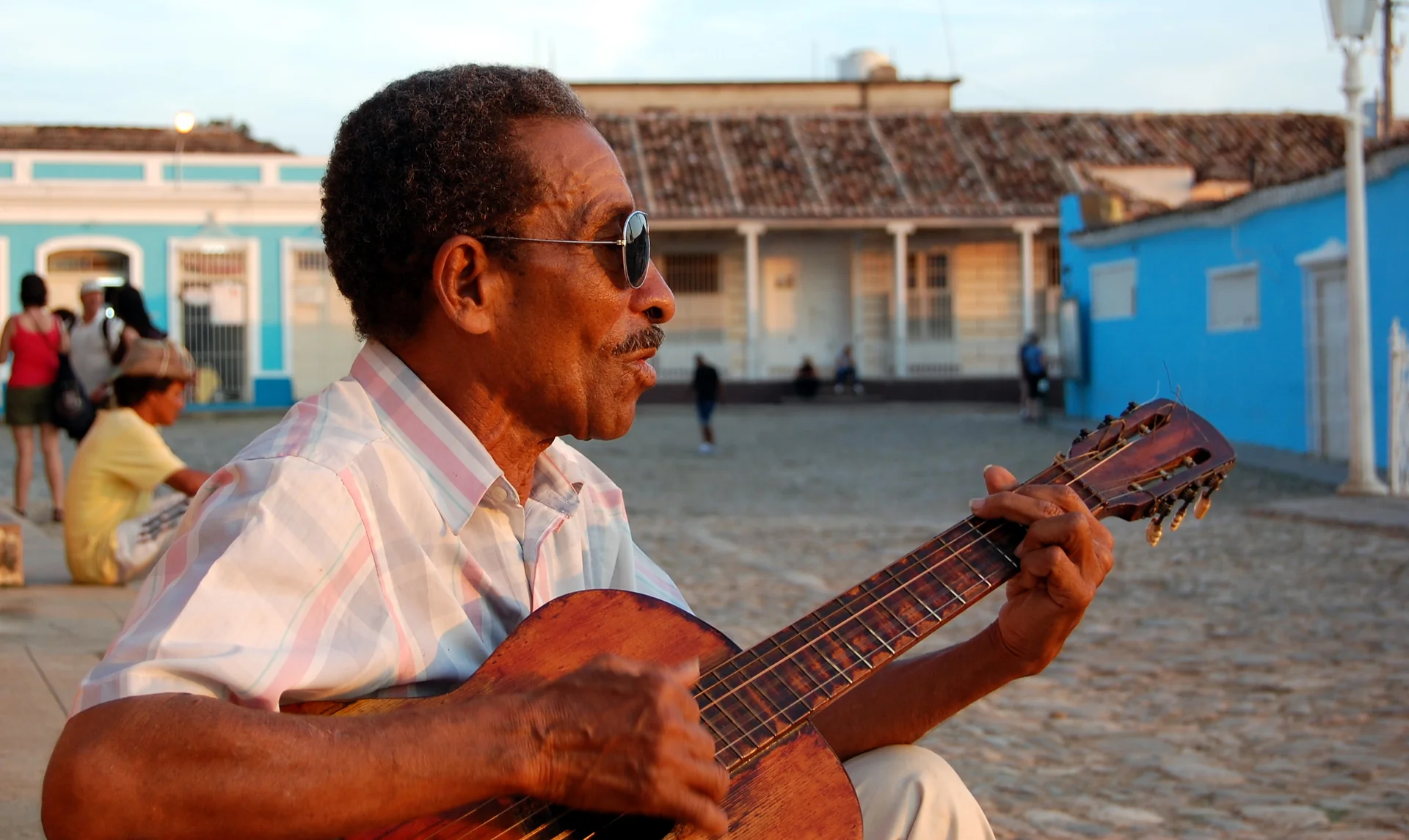 Músico cubano toca violão na praça principal de Trinidad, em Cuba.