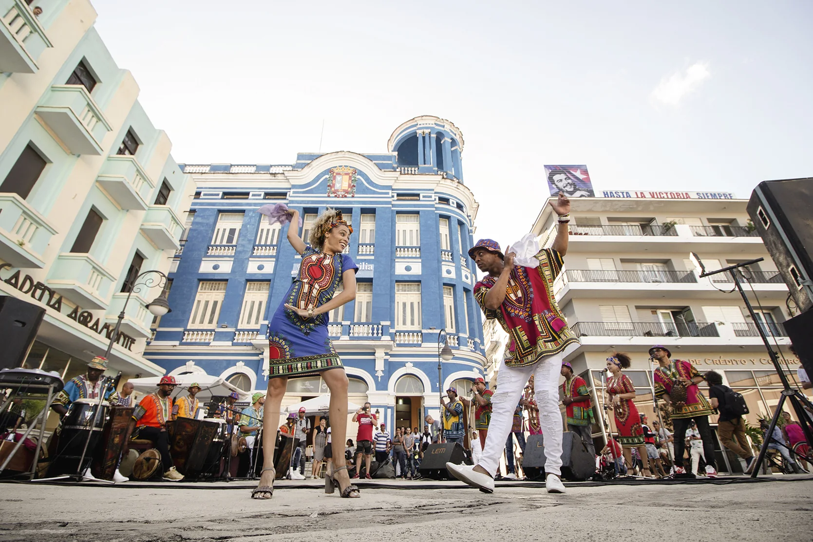 Dançarinos participam de uma apresentação de rumba cubana na Plaza de los Trabajadores, em Camagüey.