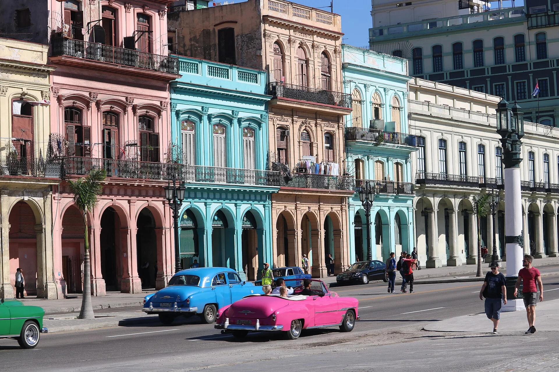 Rua de Havana com fachadas, carros e luz natural.
