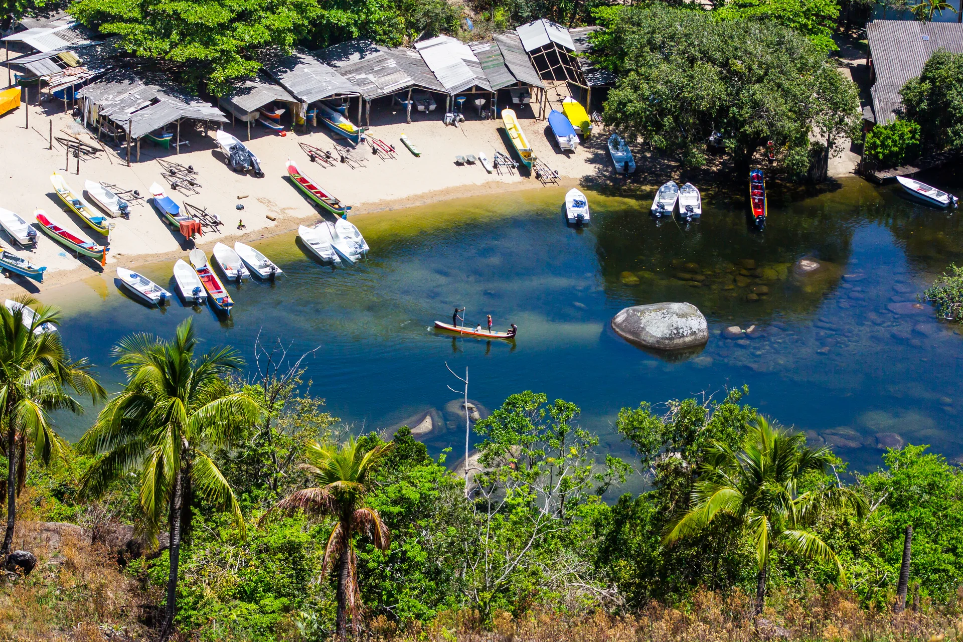 Vila de pescadores e barcos na Praia do Bonete, em Ilhabela.