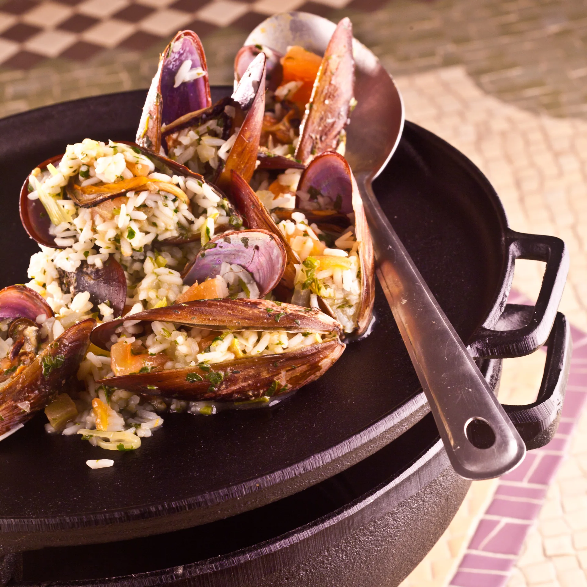 Prato de arroz de lambe-lambe com mariscos, registrado como culinária caiçara.