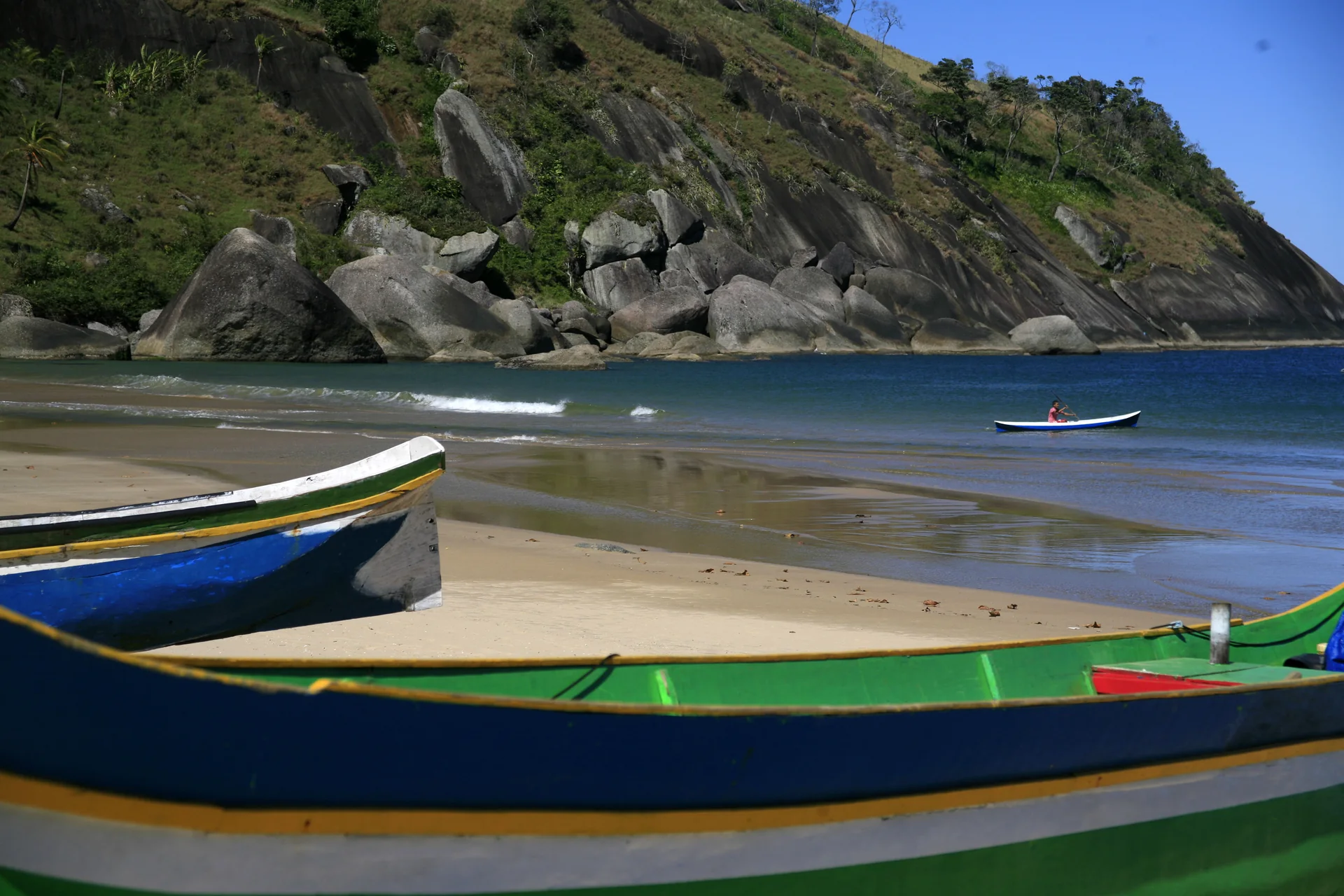 Canoas na praia depois da pesca, em fotografia associada ao Parque Estadual de Ilhabela.