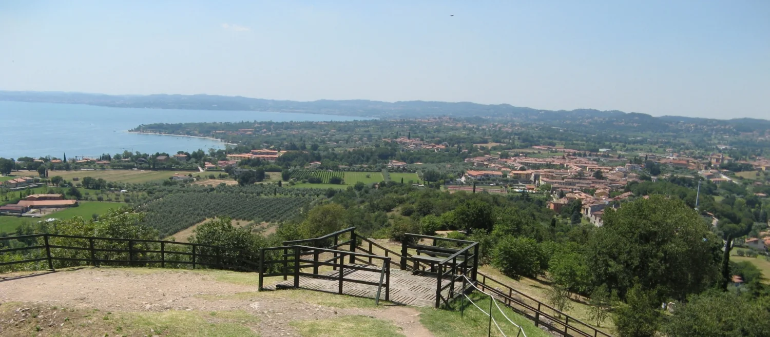 Panorama de Manerba del Garda voltado para o sul, com plantações de oliveiras junto ao Lago di Garda.