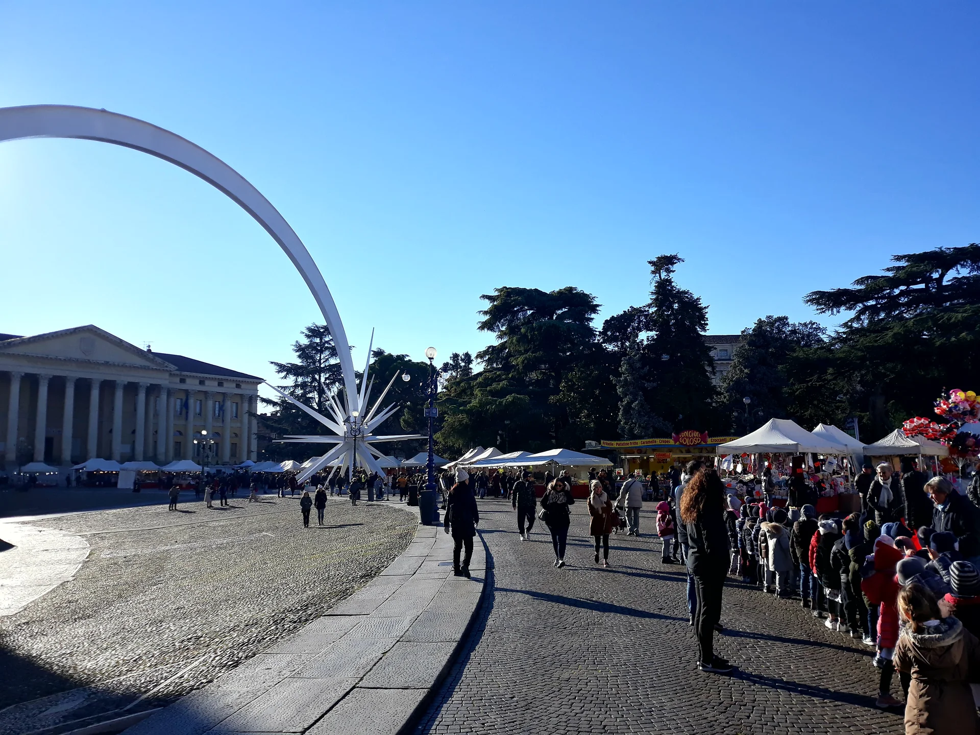 Bancas de mercado ao ar livre na Piazza Bra, em Verona, vistas em luz natural.