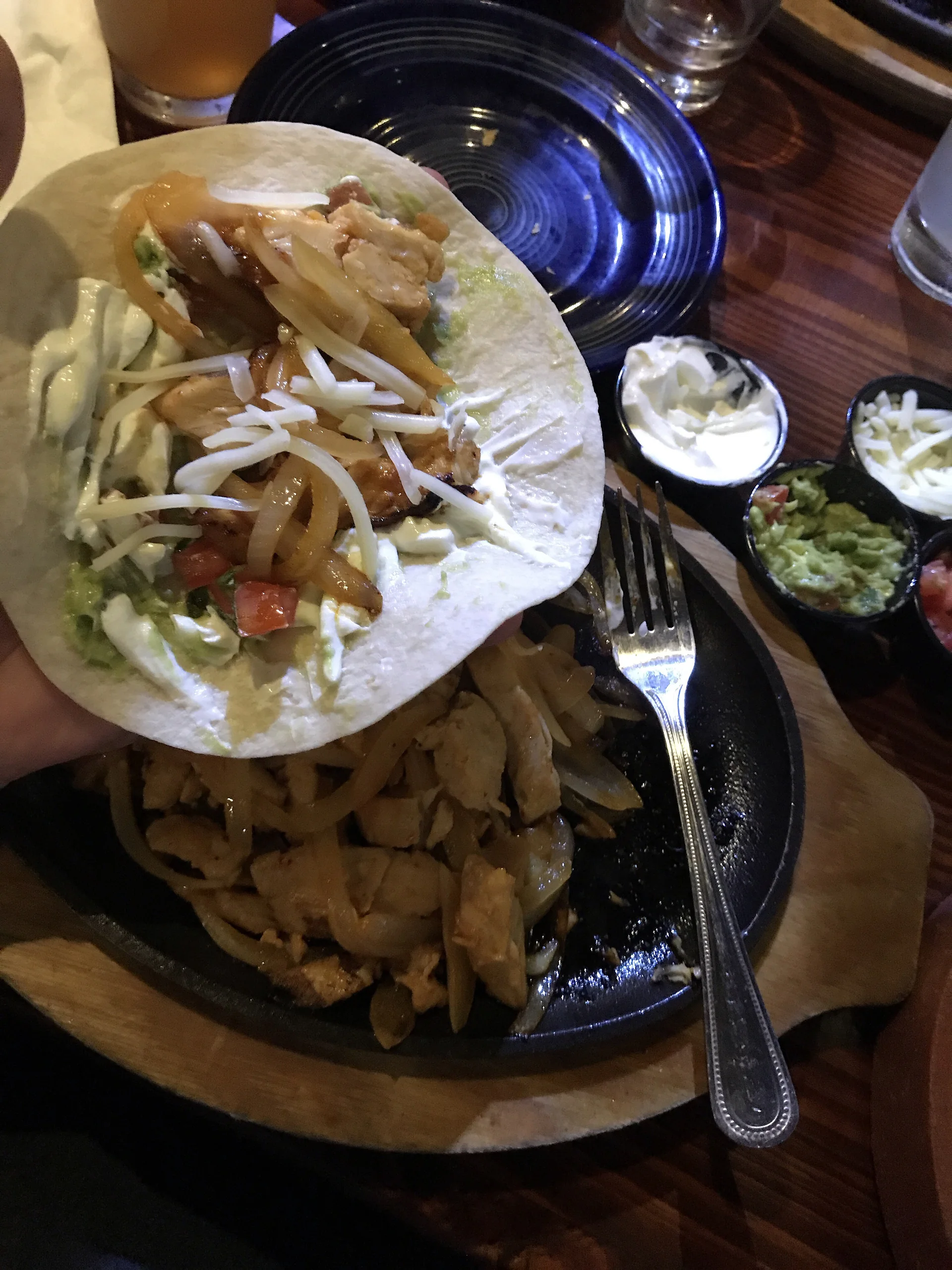 Porção de fajitas de frango com acompanhamentos servida em restaurante de West Palm Beach.