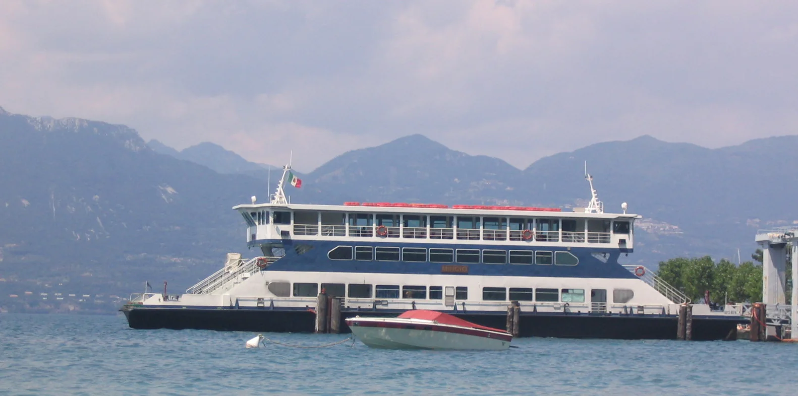 Ferry navegando no Lago di Garda diante da margem de Torri del Benaco.