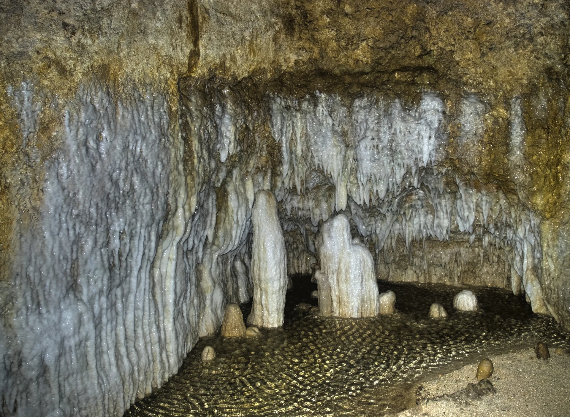 Espeleotemas e colunas claras no interior de Harrison’s Cave, em Barbados, sem visitantes tocando as formações.
