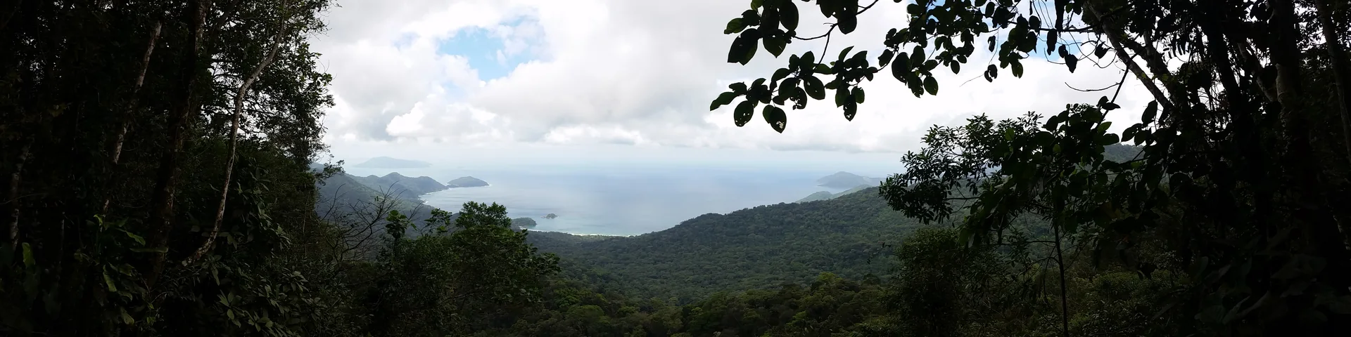 Vista panorâmica da Praia de Castelhanos e da Mata Atlântica a partir de ponto elevado do Parque Estadual de Ilhabela.