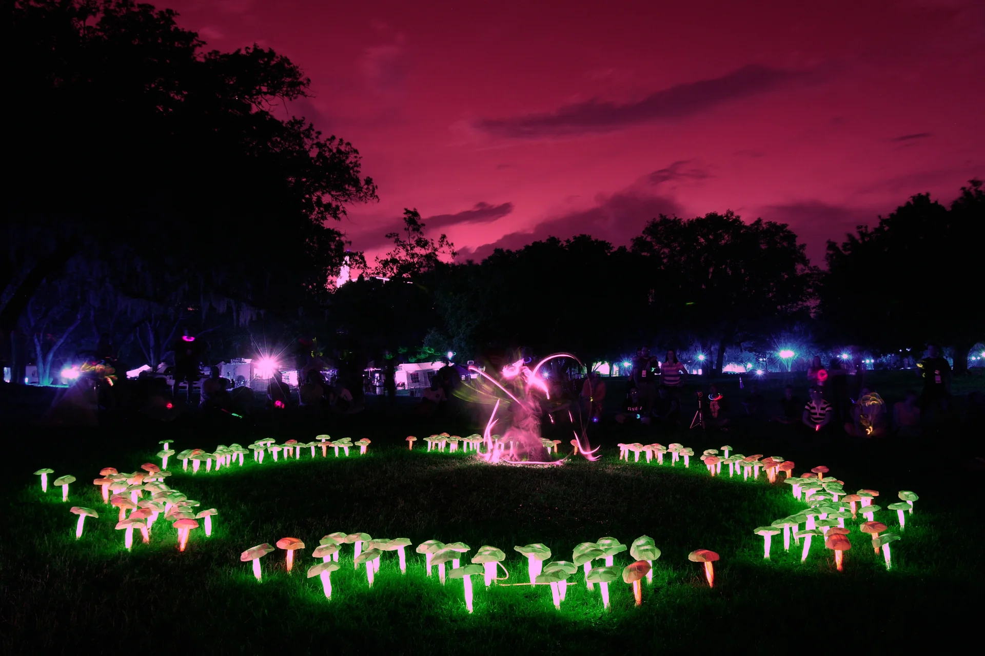 Apresentação de dança ao ar livre no Loch Haven Park, em Orlando, à noite.