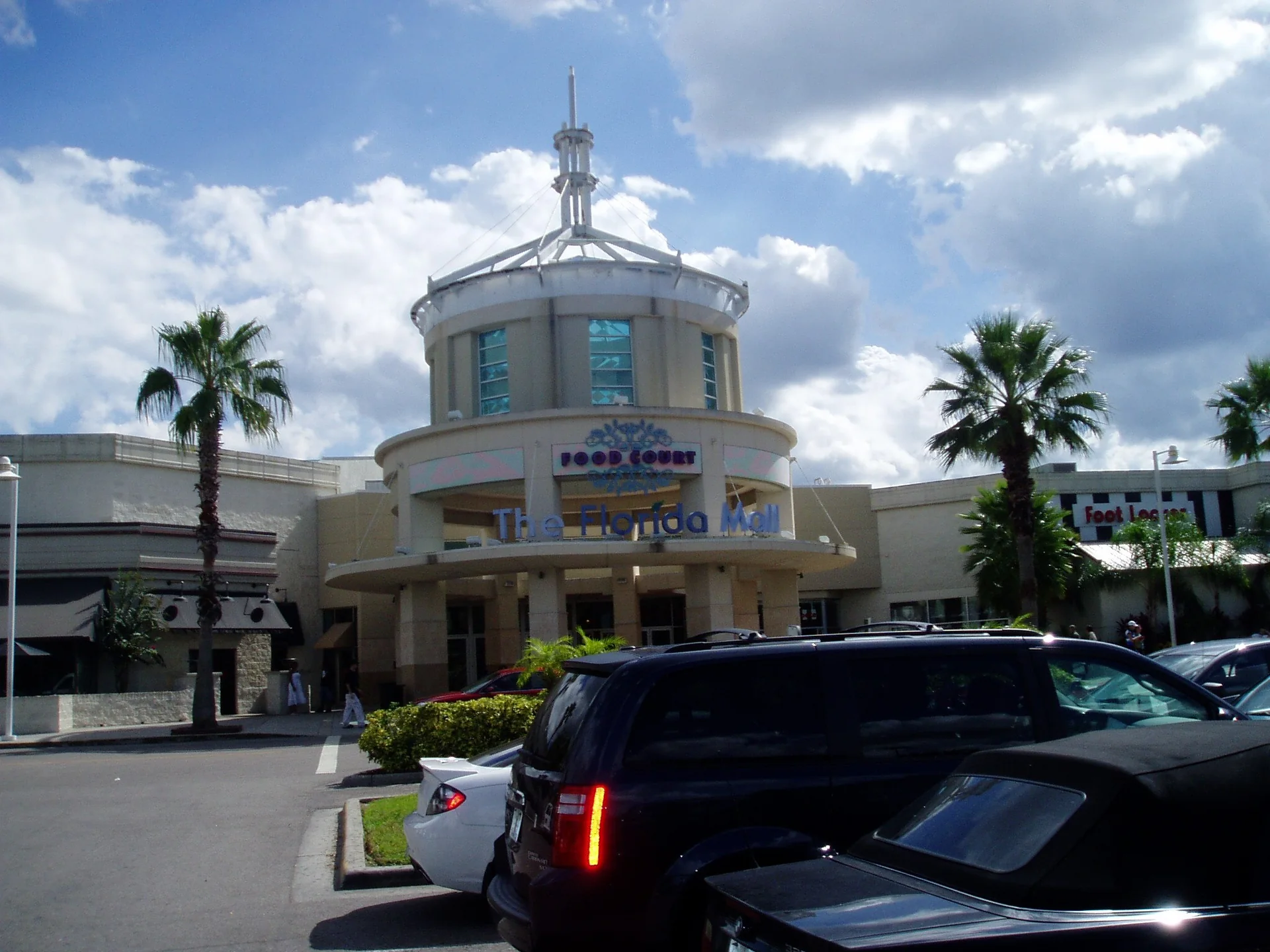 Entrada principal do Florida Mall, em Orlando, sob céu claro.