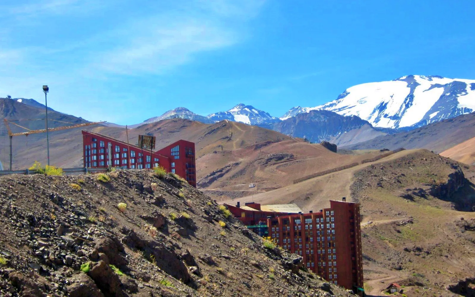 Edifícios de Valle Nevado vistos desde o acesso ao centro de esqui, sob céu claro.