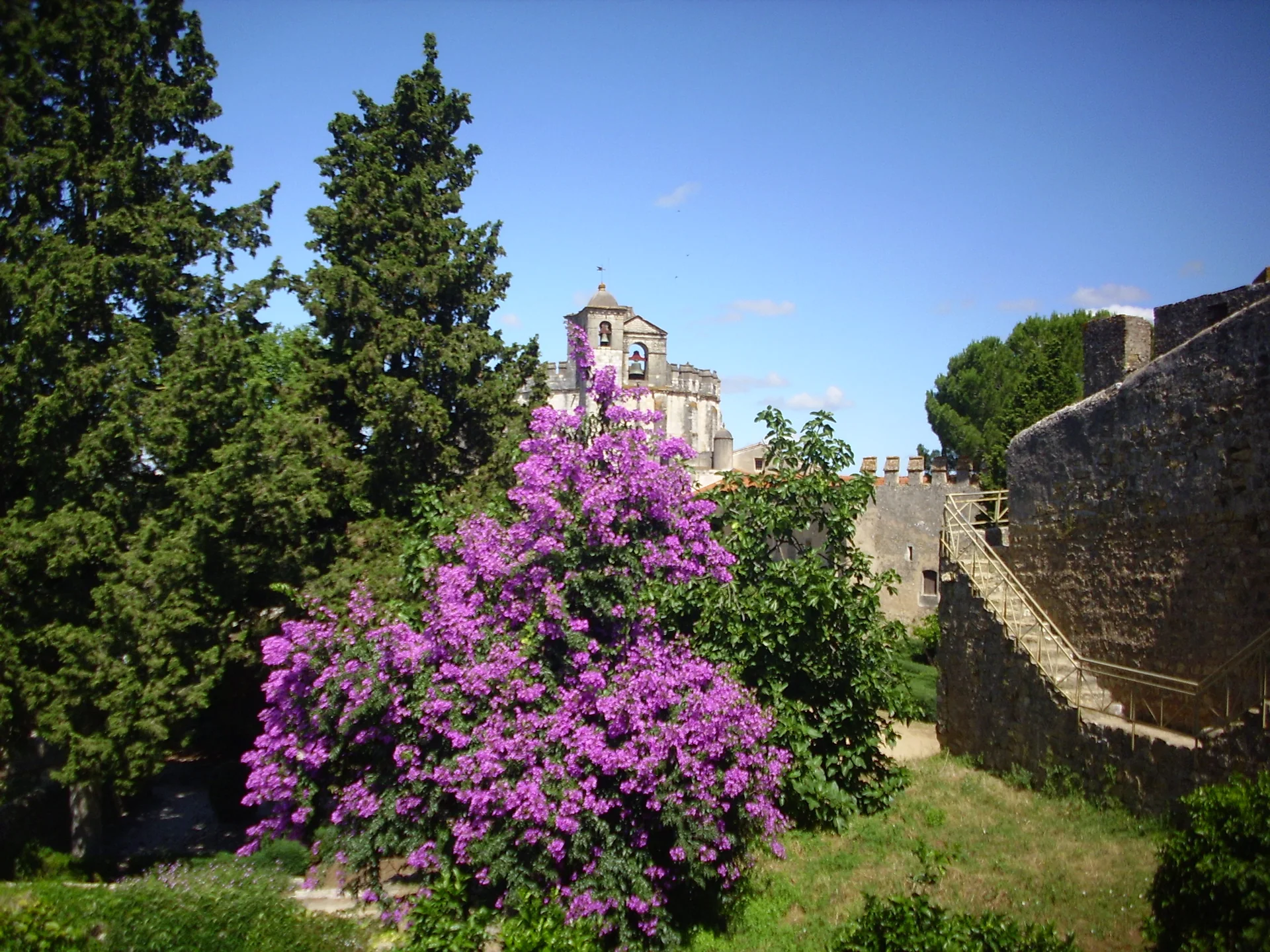 Muralhas, torreões e gramado do Castelo dos Templários, parte do conjunto do Convento de Cristo em Tomar.