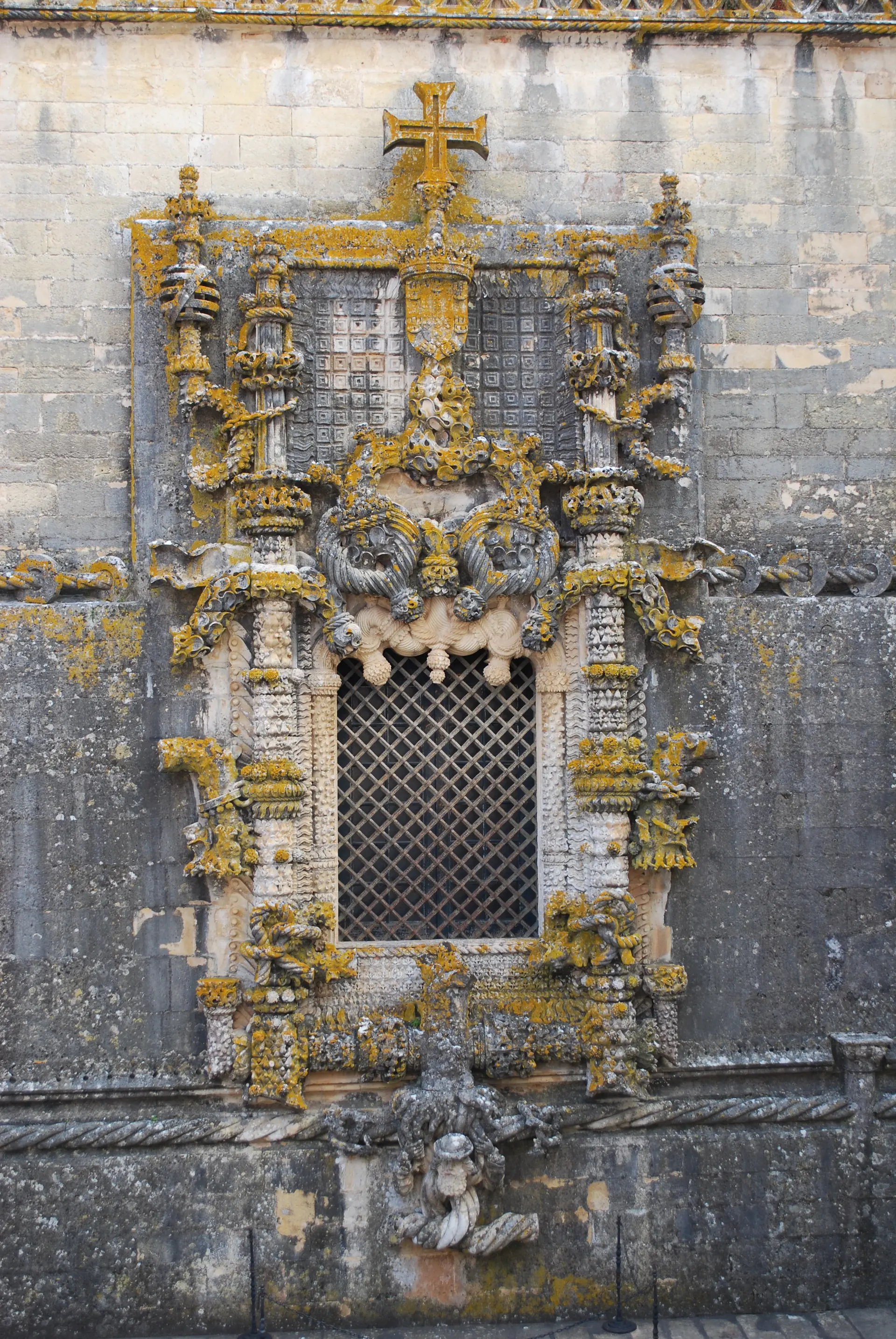 Detalhe da Janela do Capítulo, em pedra esculpida, na fachada do Convento de Cristo em Tomar.
