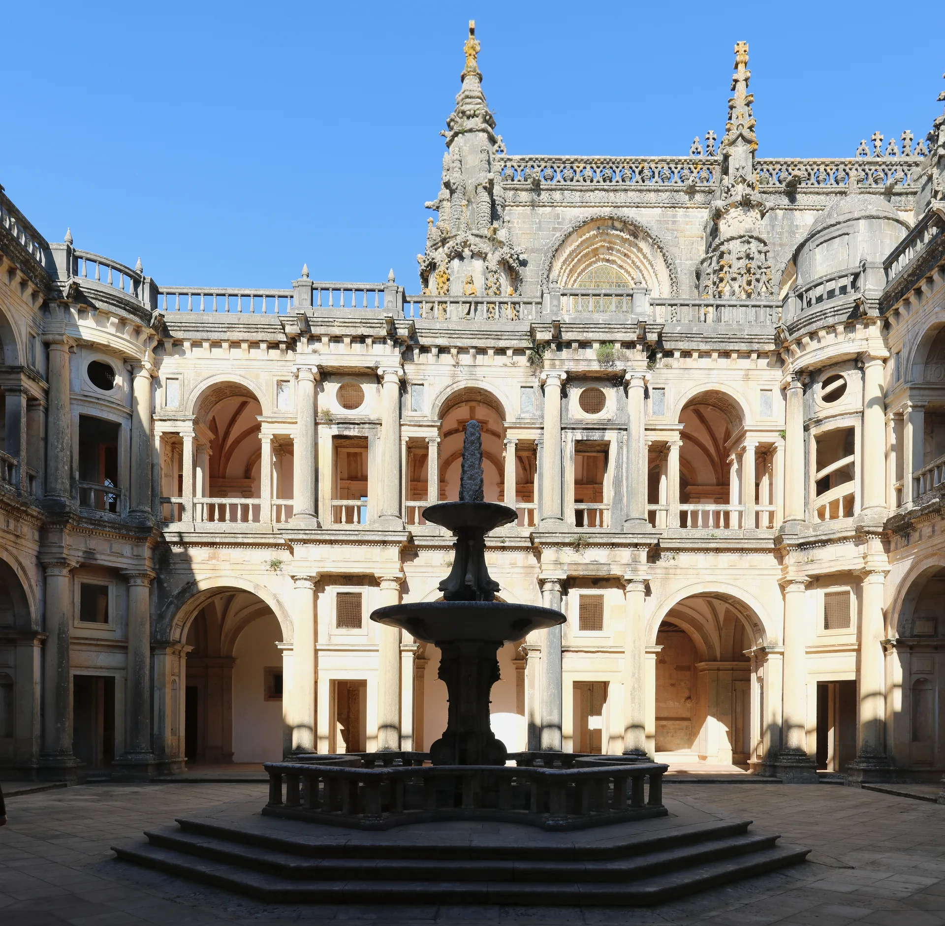 Arcadas e pátio do Claustro da Lavagem, no Convento de Cristo em Tomar.