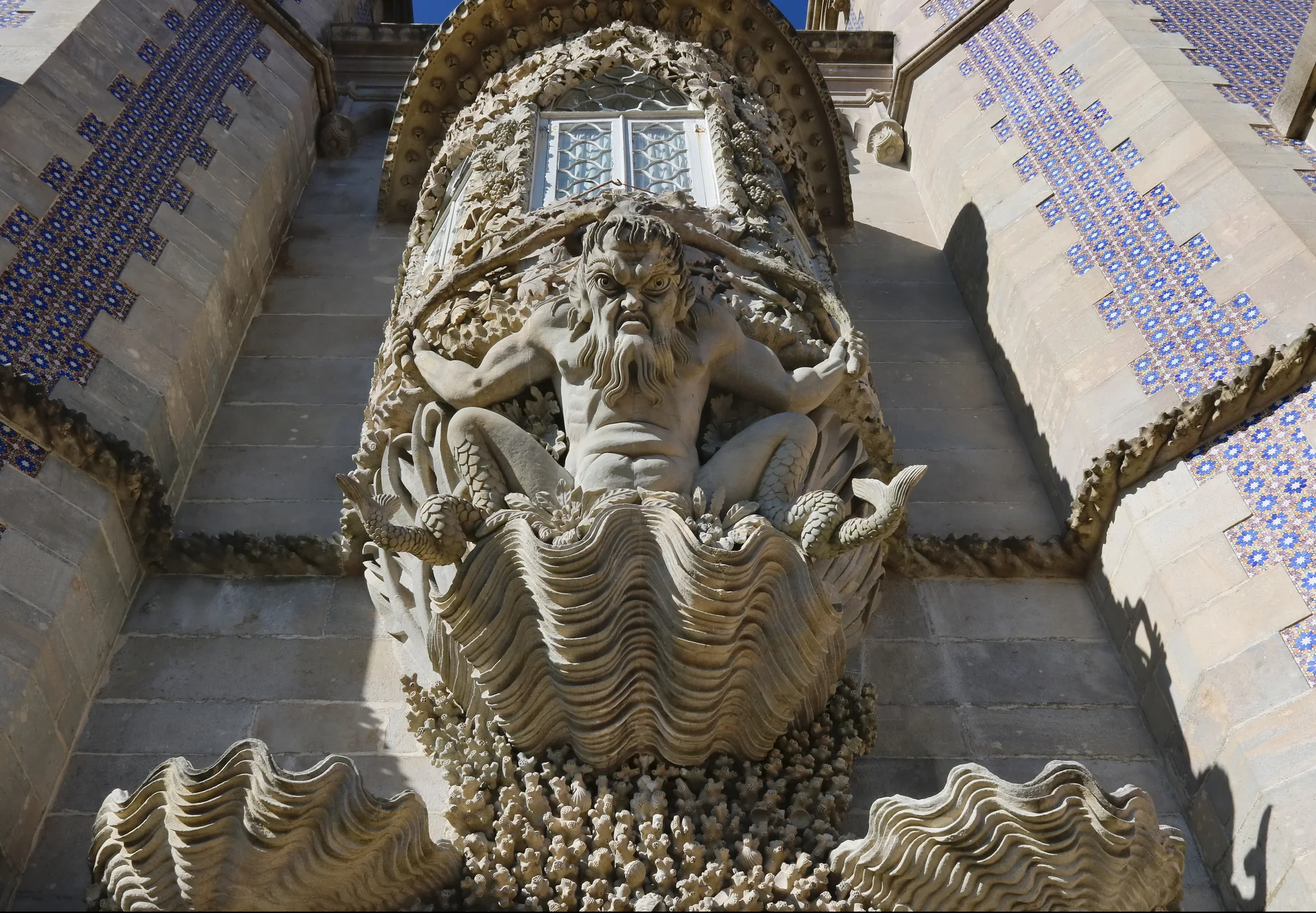 Escultura do Tritão sobre a entrada do túnel no exterior do Palácio Nacional da Pena.