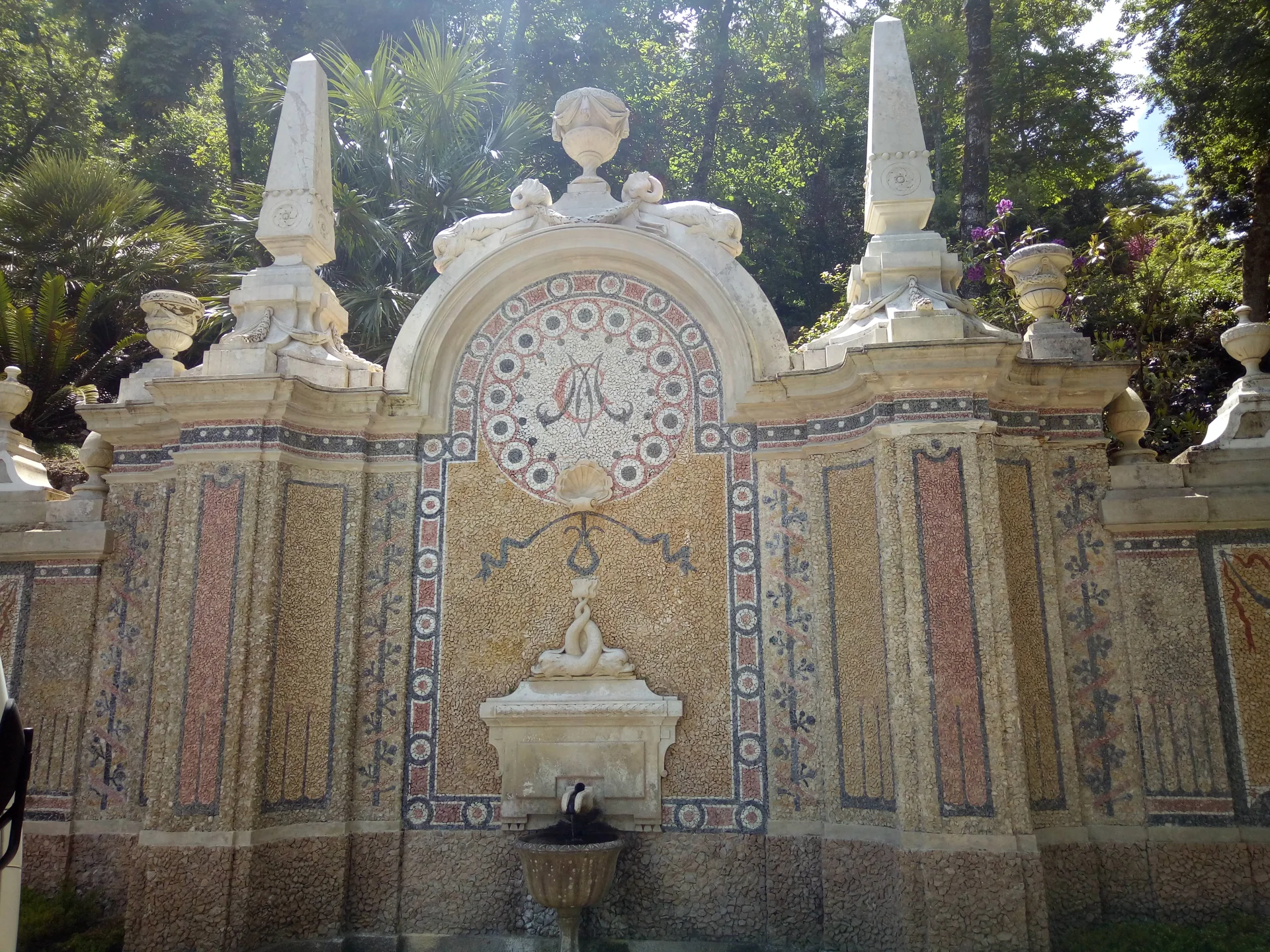Fonte ornamentada em pedra no jardim da Quinta da Regaleira, em Sintra.