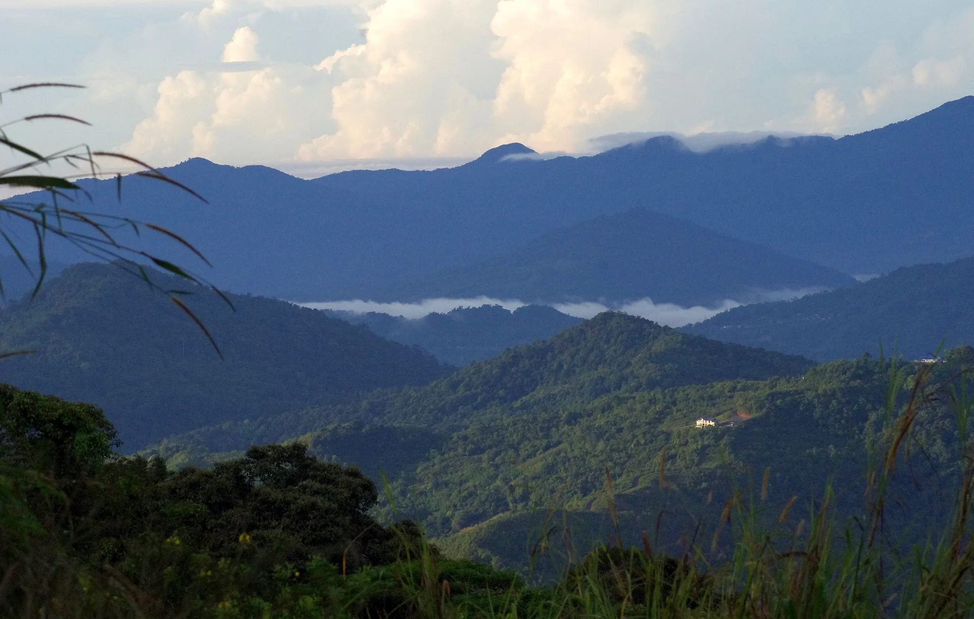 Colinas e florestas montanas cobertas por nuvens entre Kinabalu Park e a cordilheira Crocker, em Sabah.