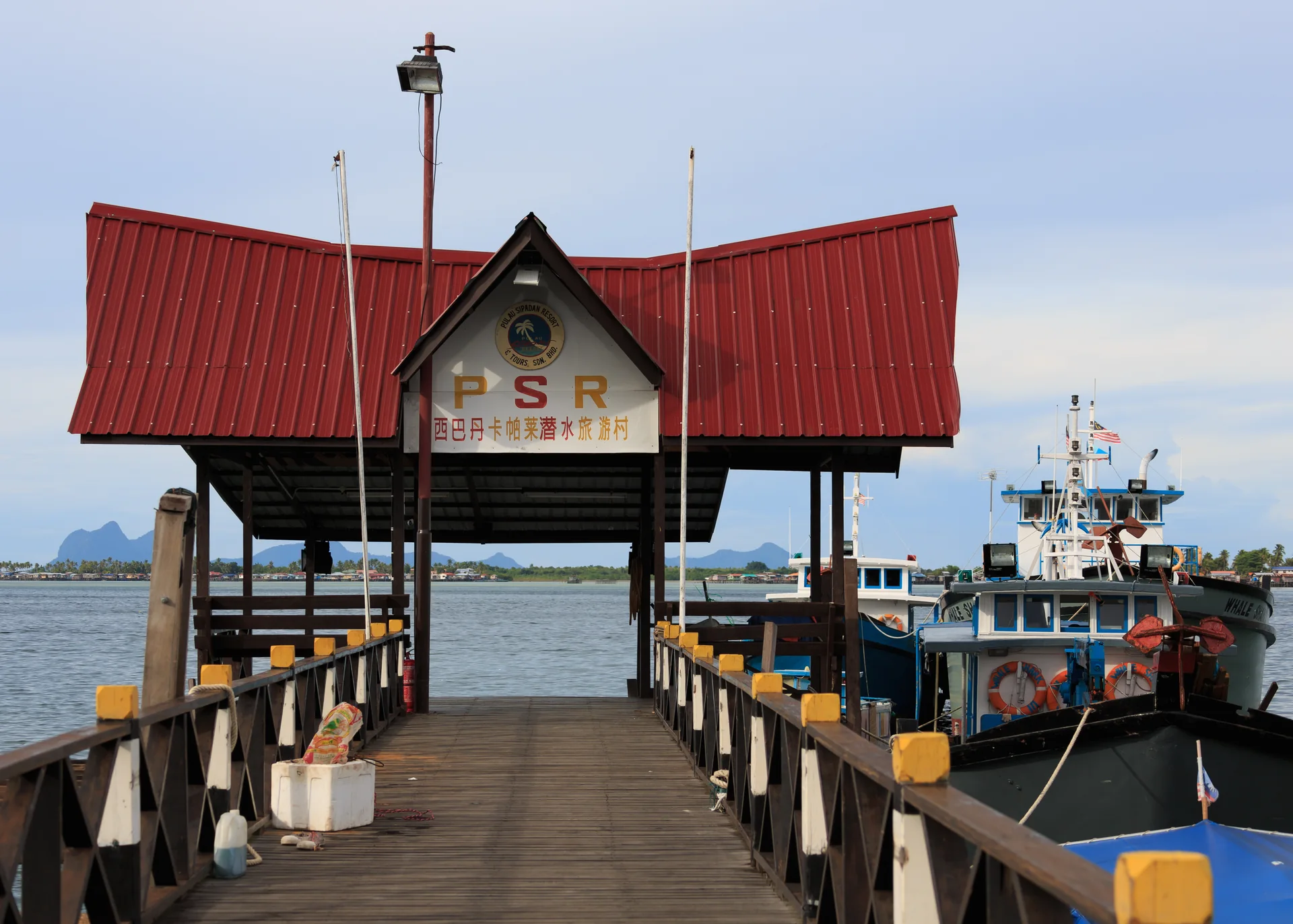 Cais em Semporna, Sabah, que ilustra a função da cidade como base de embarque.