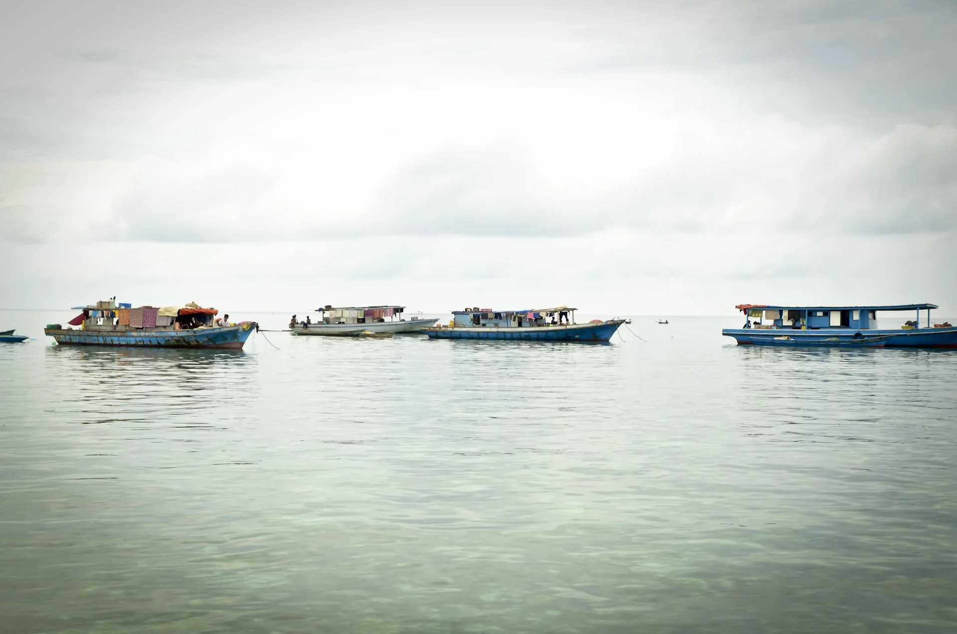 Embarcação tradicional em Mabul, perto de Semporna, observada de modo documental, sem endossar operador.