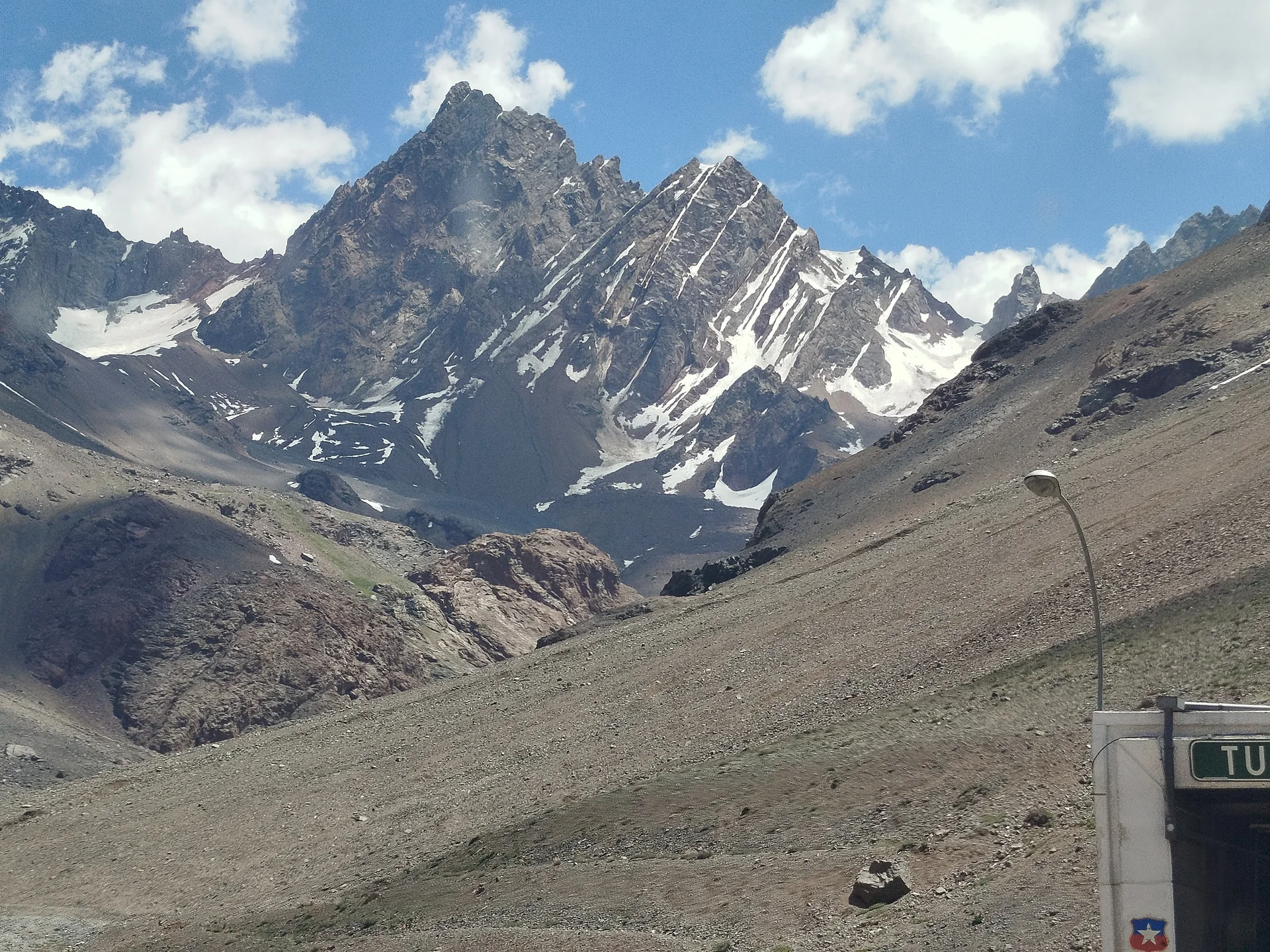 Rodovia entre paredões e montanhas dos Andes no corredor internacional da Ruta Nacional 7, sob céu claro.