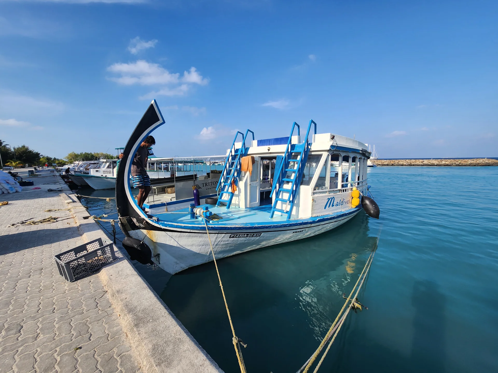 Embarcação ancorada junto à água em Maafushi, nas Maldivas, vista sem passageiros identificáveis.