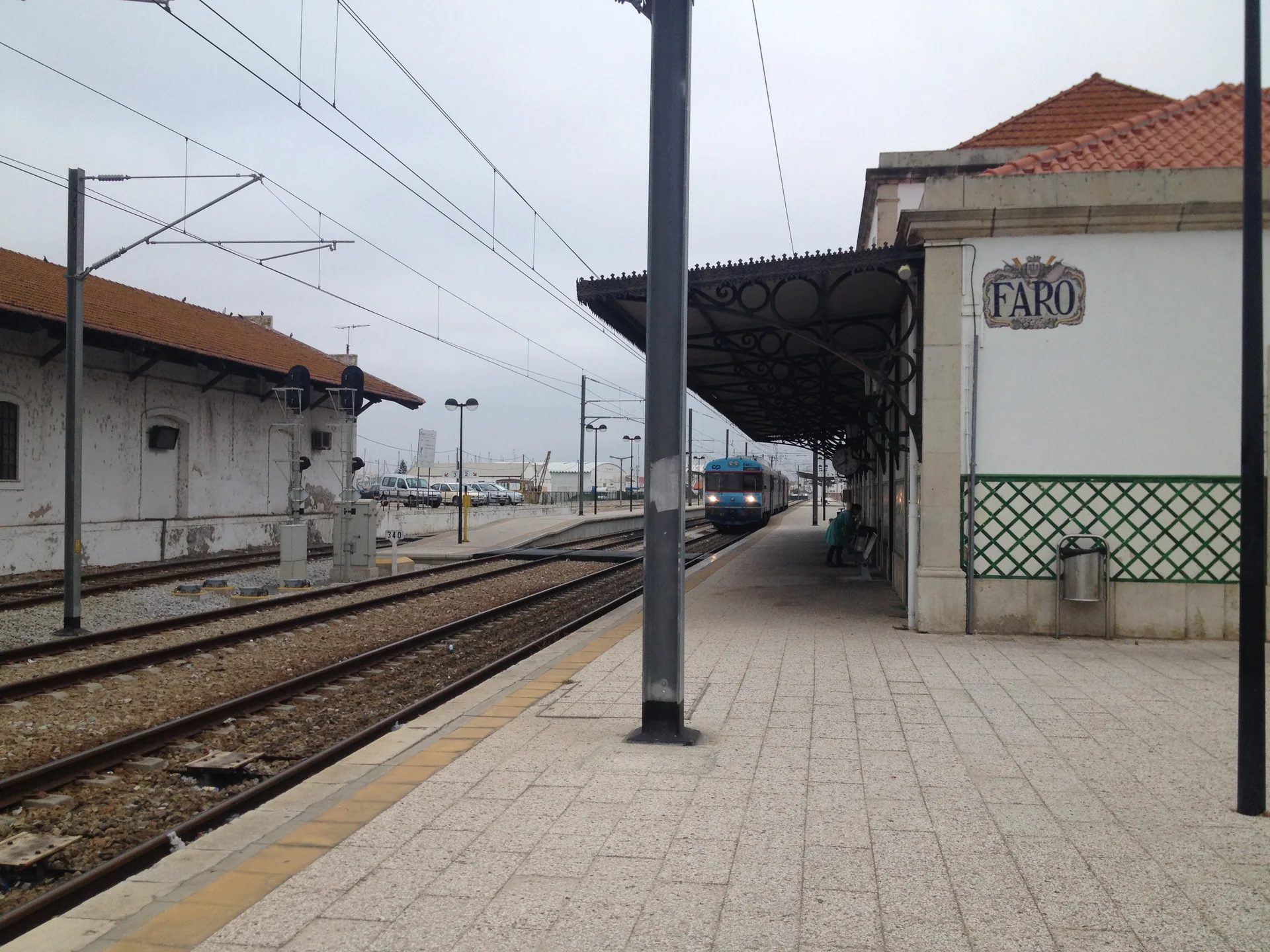Trem regional chegando à estação ferroviária de Faro, visto da plataforma.