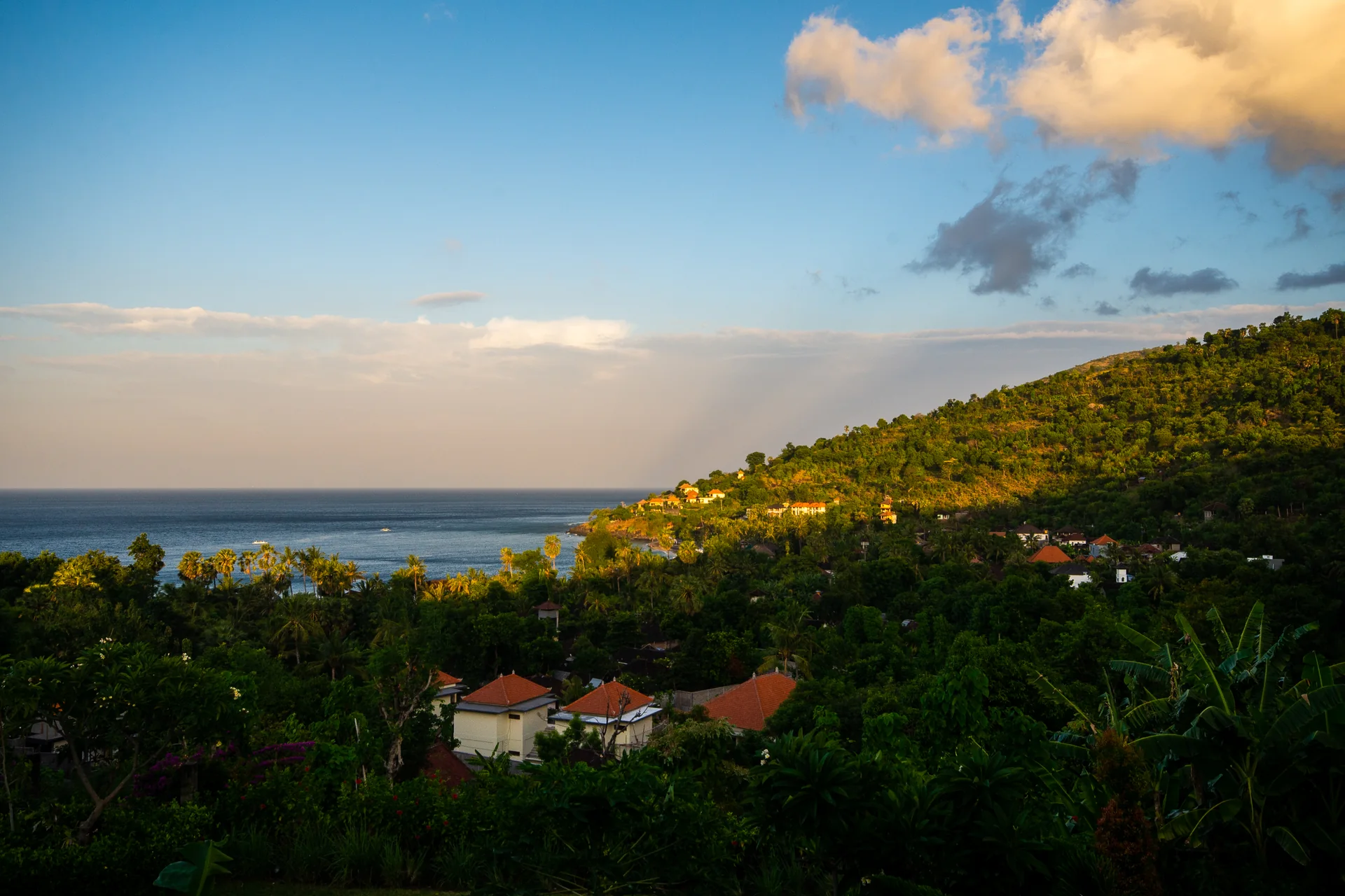 Vista documental ampla de Bali que articule paisagem habitada, relevo e vegetação, feita de área permitida e sem transformar pessoas, templo ou lavoura em cenário.