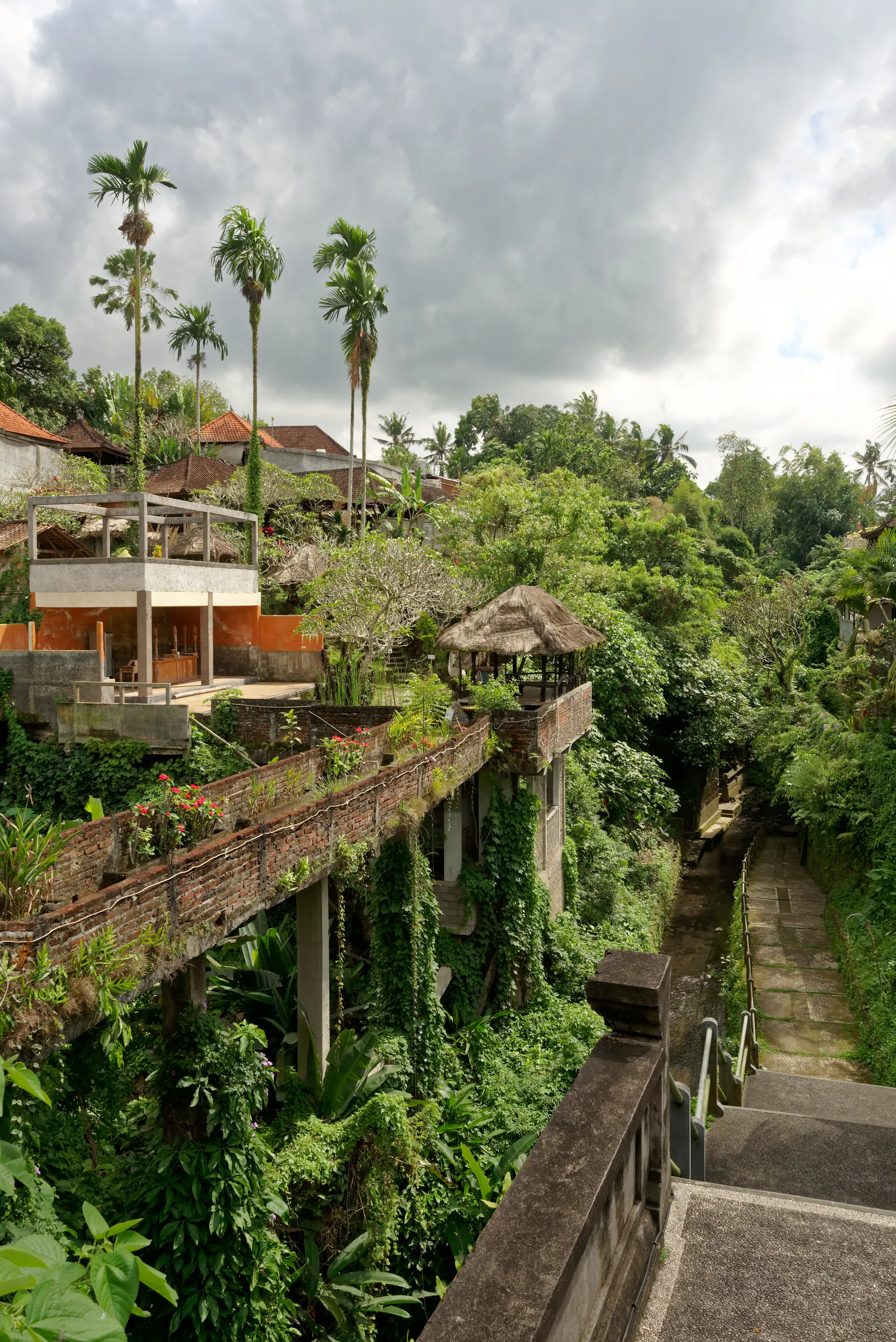 Casas e vegetação junto à ravina do rio Tukad Ubud, em Ubud, vistas de um ponto elevado.