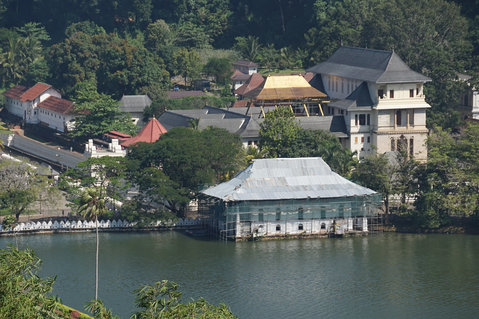 Margem do Lago de Kandy com edificações do conjunto do Templo do Dente ao fundo.